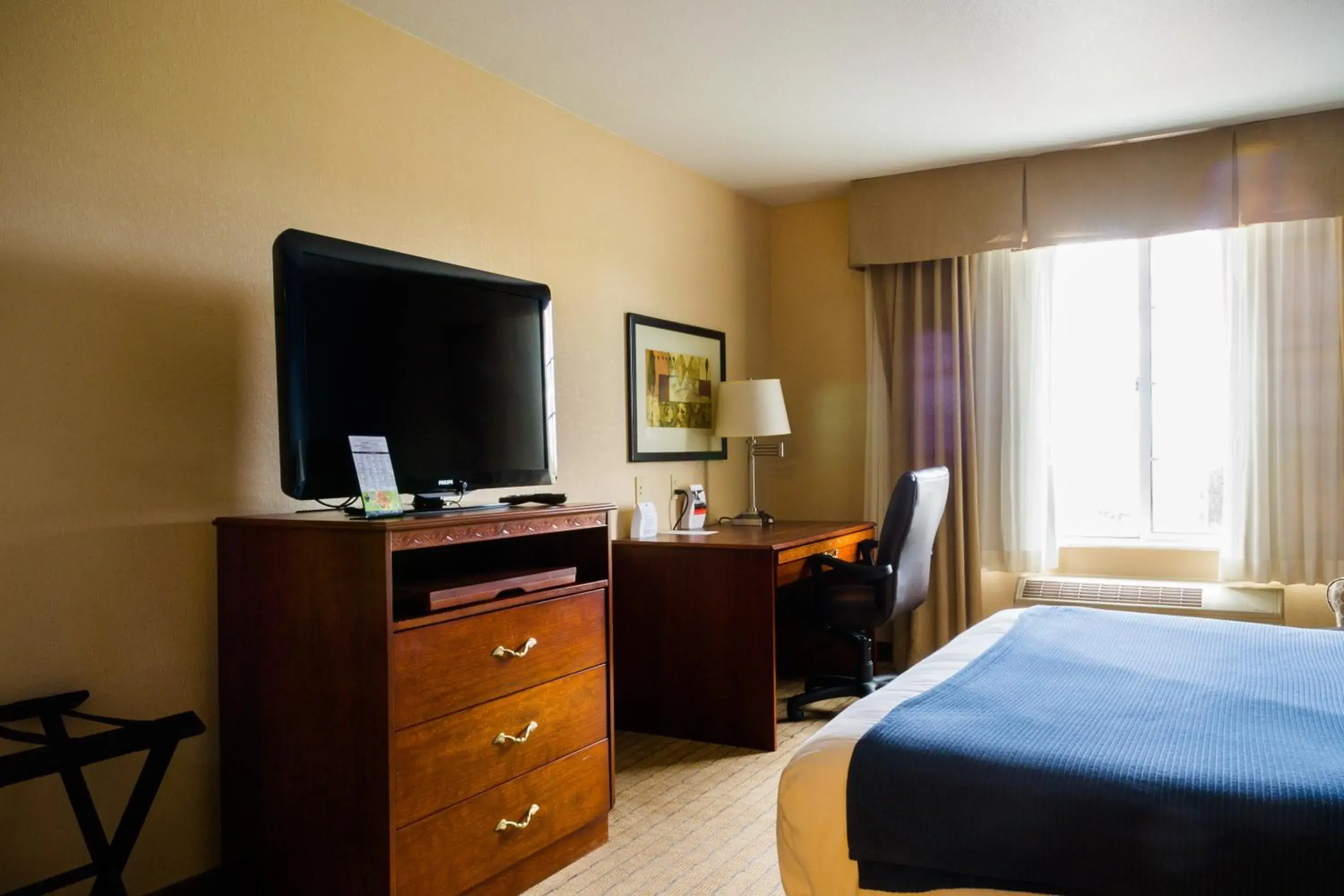 TV and multimedia, Bed in Holiday Inn Express Hotel & Suites Acme-Traverse City by IHG TV and multimedia, Bed in Holiday Inn Express Hotel & Suites Acme-Traverse City by IHG