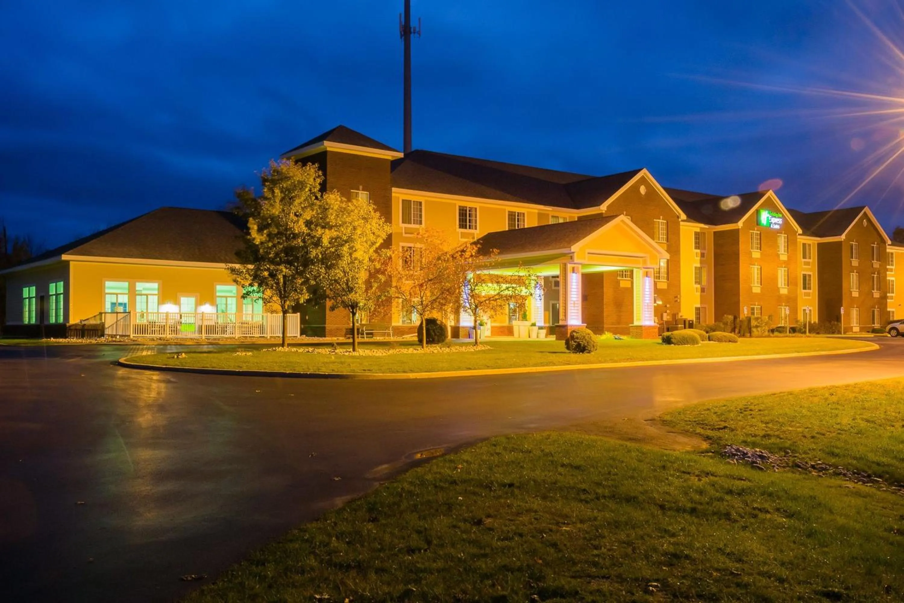 Property building in Holiday Inn Express Hotel & Suites Acme-Traverse City by IHG