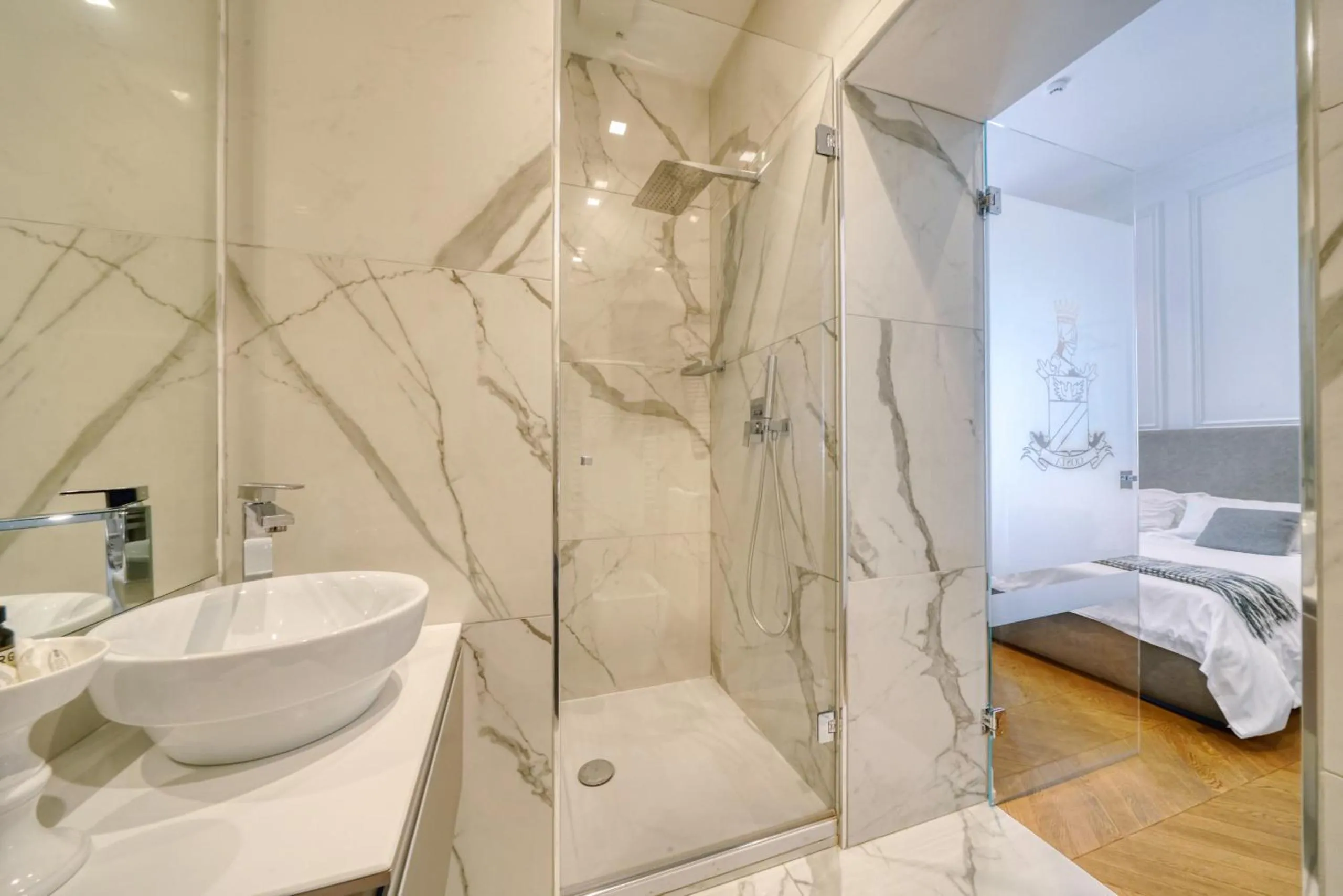 Shower, Bed in Via Chiodo Luxury Rooms