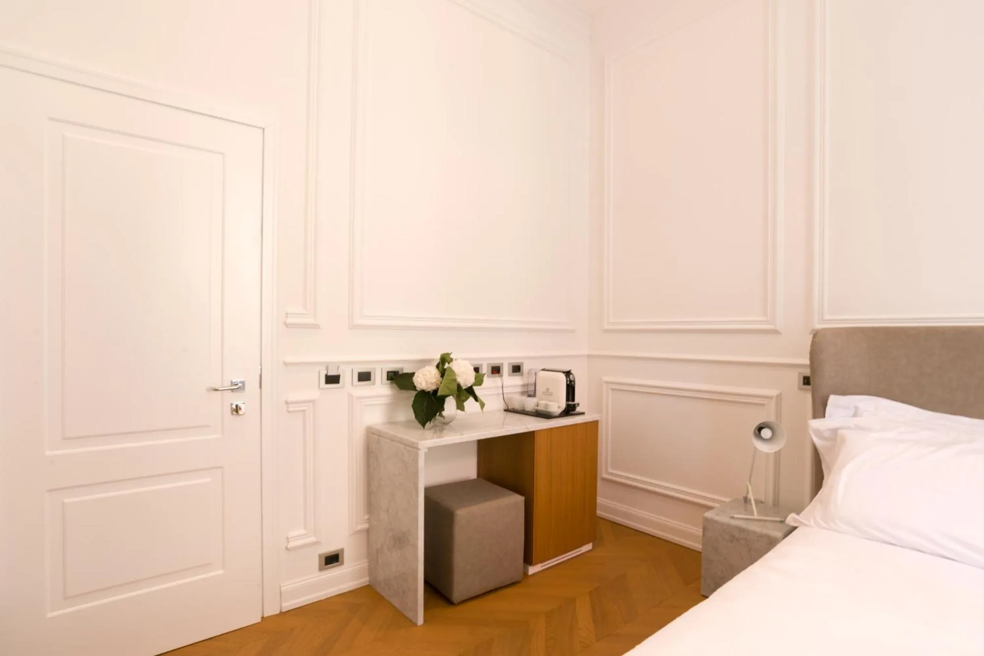 Decorative detail, Bed in Via Chiodo Luxury Rooms