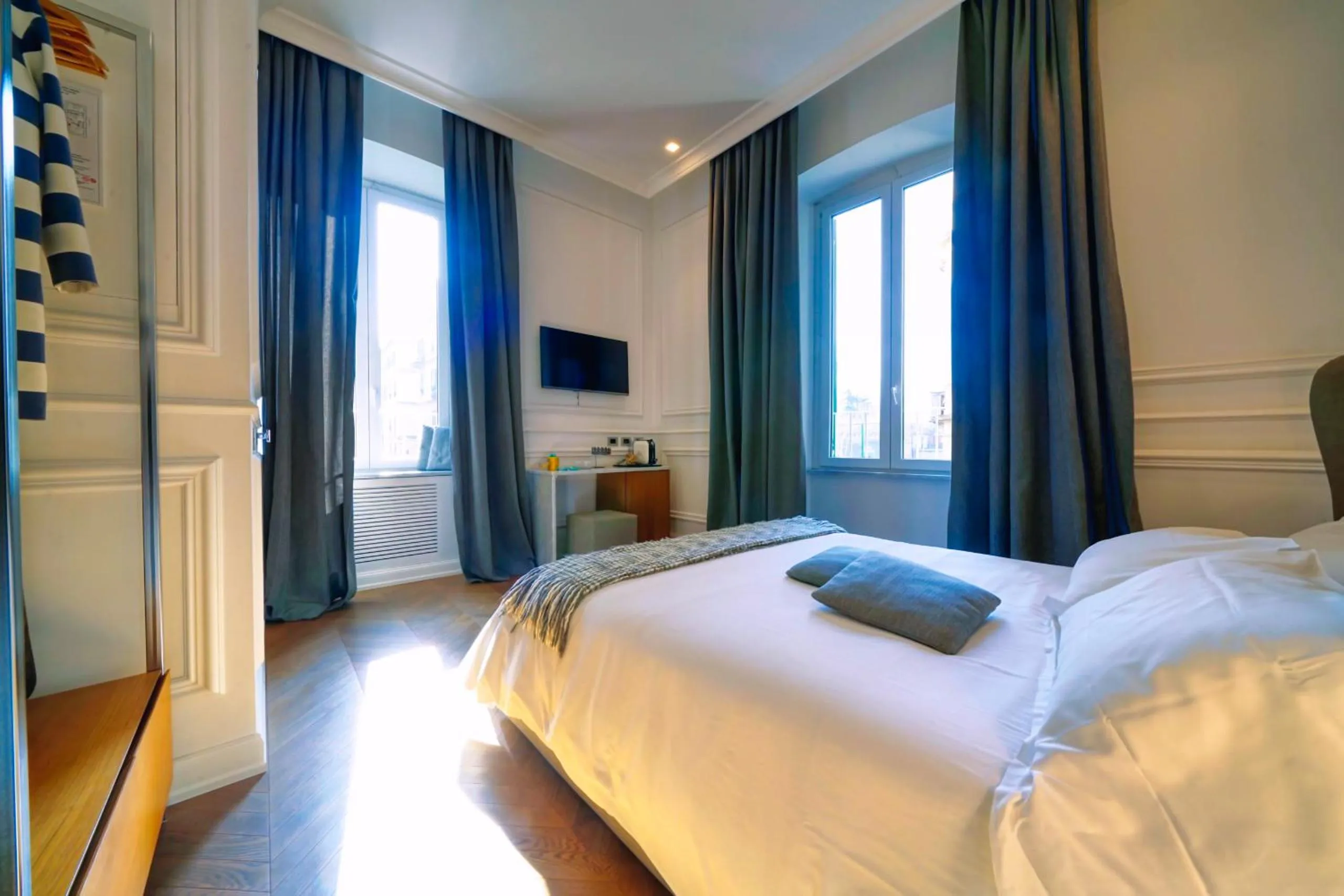 Toilet, Bed in Via Chiodo Luxury Rooms