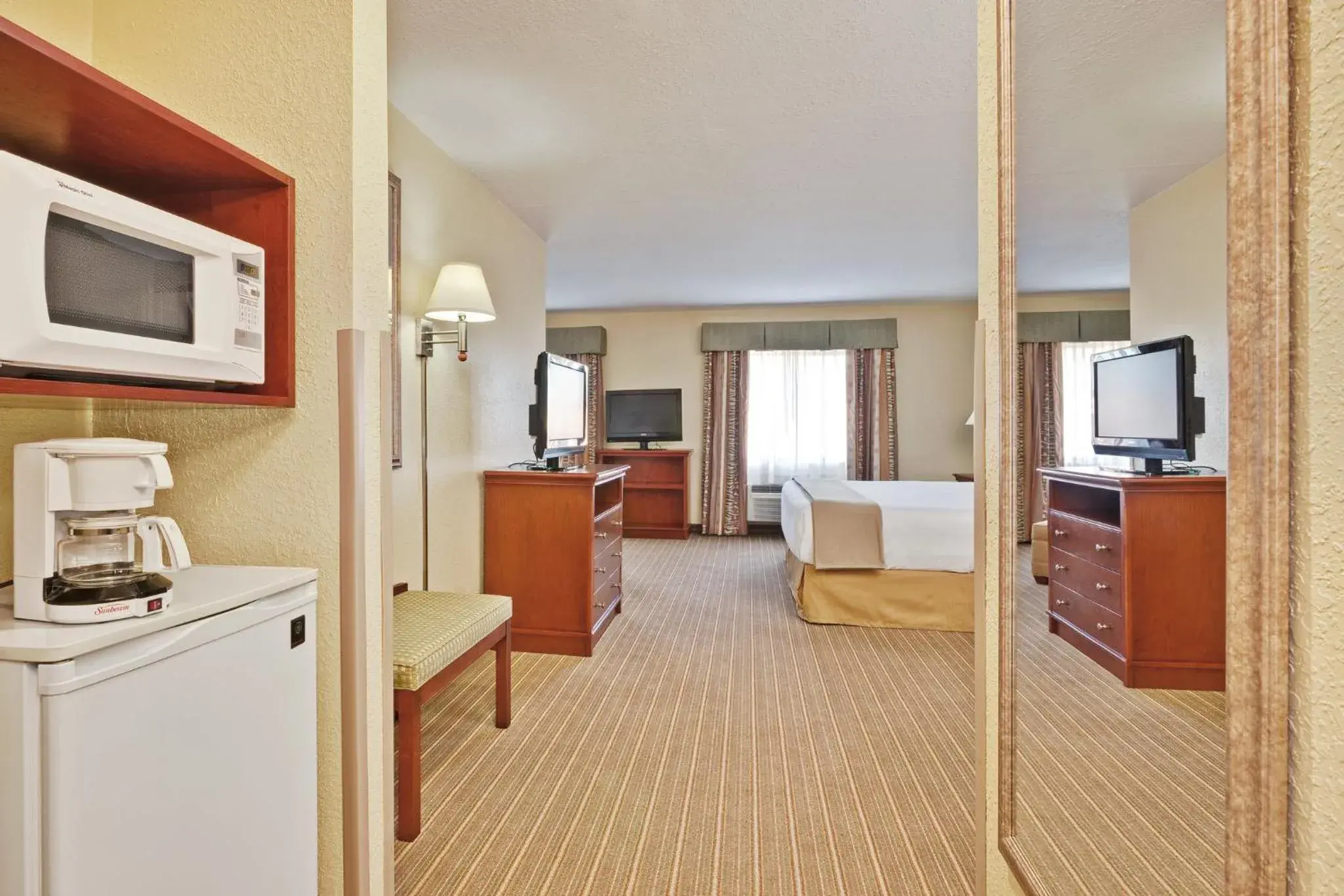 Photo of the whole room in Holiday Inn Express Winfield - Teays Valley by IHG Photo of the whole room in Holiday Inn Express Winfield - Teays Valley by IHG