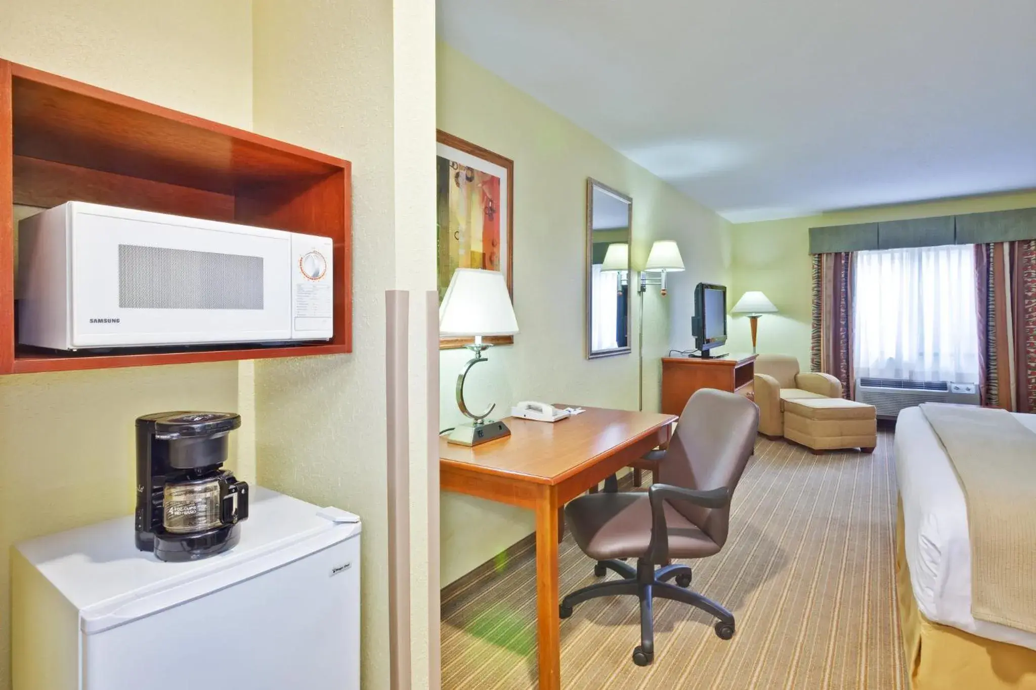 Photo of the whole room in Holiday Inn Express Winfield - Teays Valley by IHG Photo of the whole room in Holiday Inn Express Winfield - Teays Valley by IHG