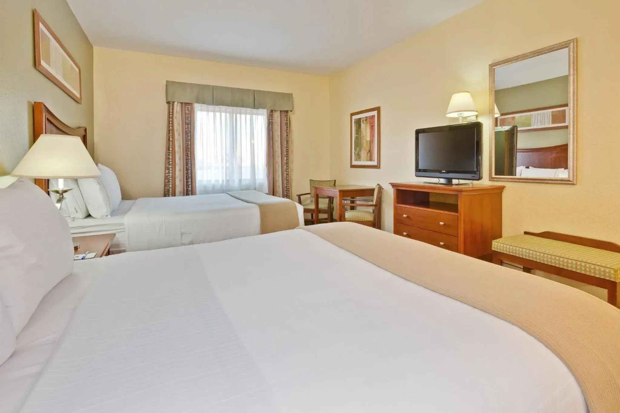 Photo of the whole room, Bed in Holiday Inn Express Winfield - Teays Valley by IHG Photo of the whole room, Bed in Holiday Inn Express Winfield - Teays Valley by IHG