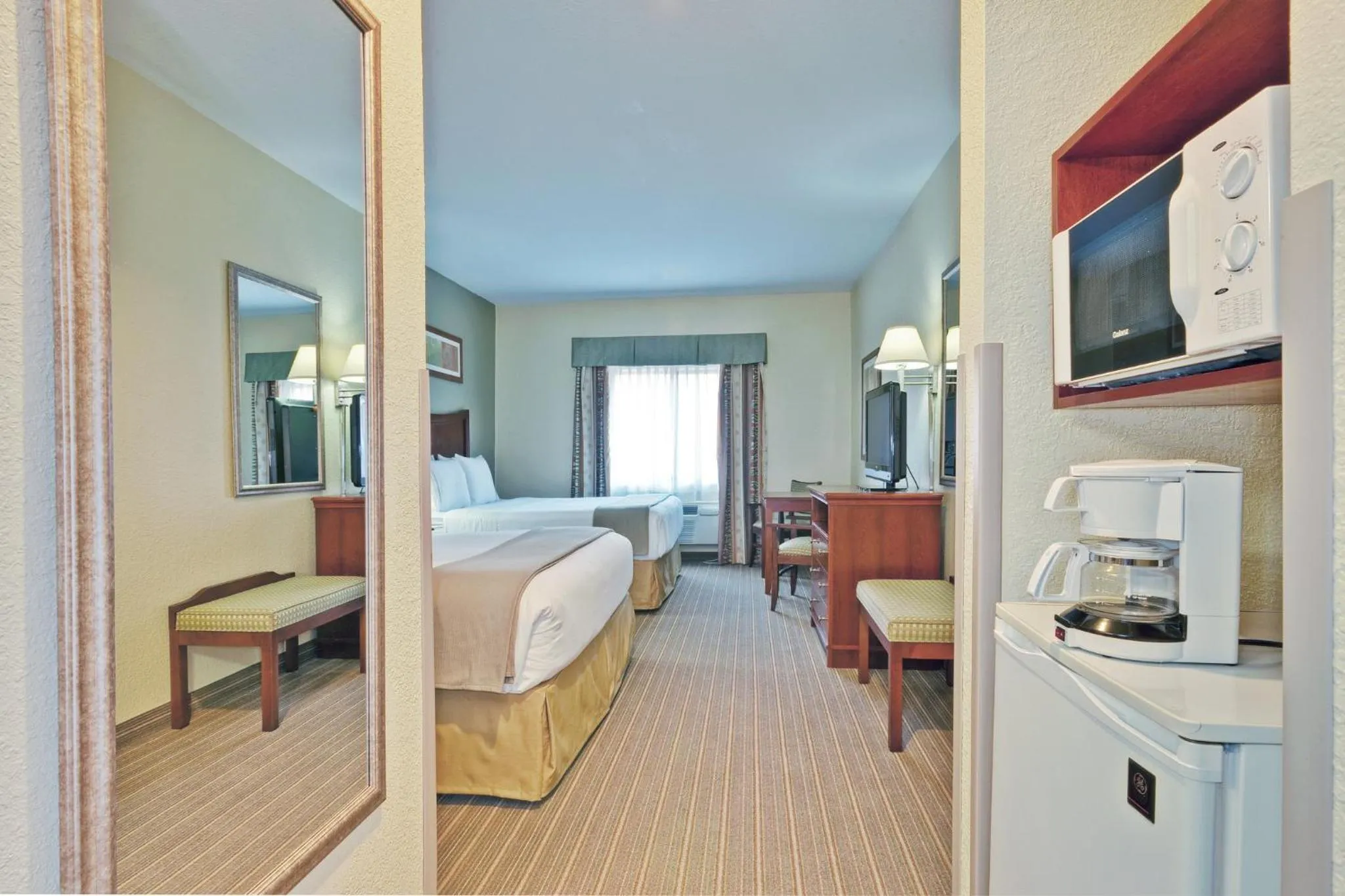 Photo of the whole room, Bed in Holiday Inn Express Winfield - Teays Valley by IHG