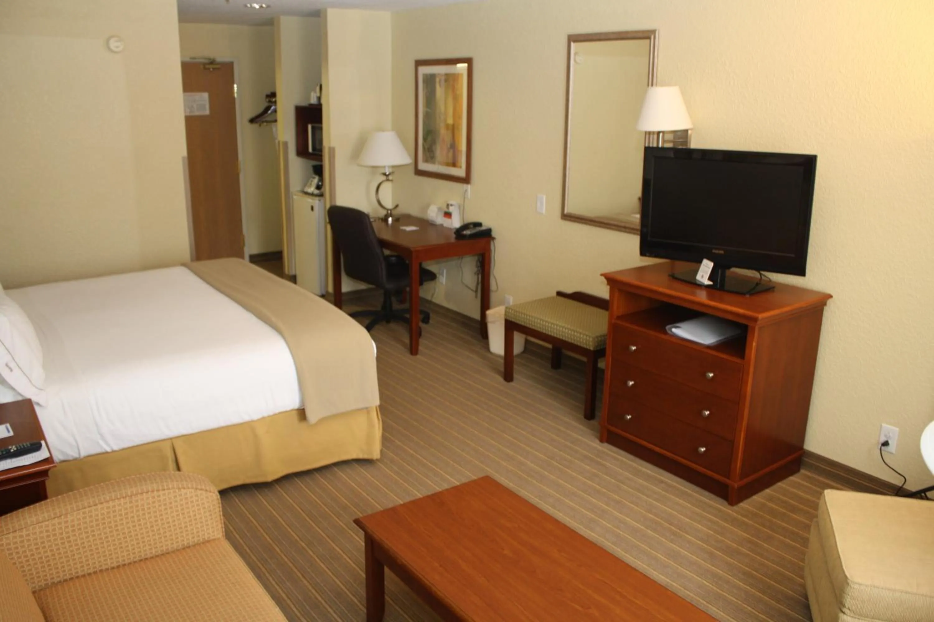 Photo of the whole room, Bed in Holiday Inn Express Winfield - Teays Valley by IHG