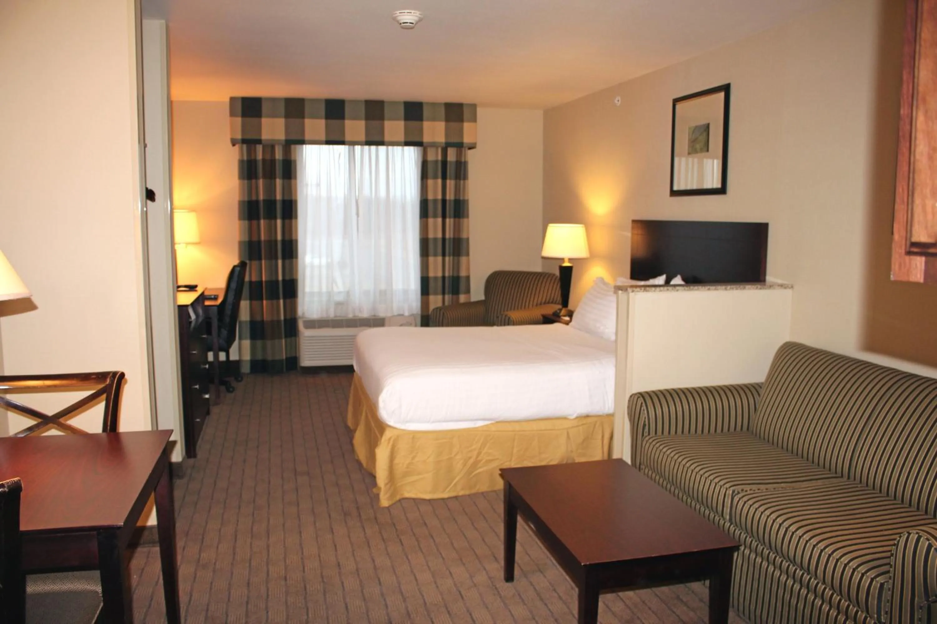 Photo of the whole room, Bed in Holiday Inn Express & Suites Syracuse North - Airport Area by IHG
