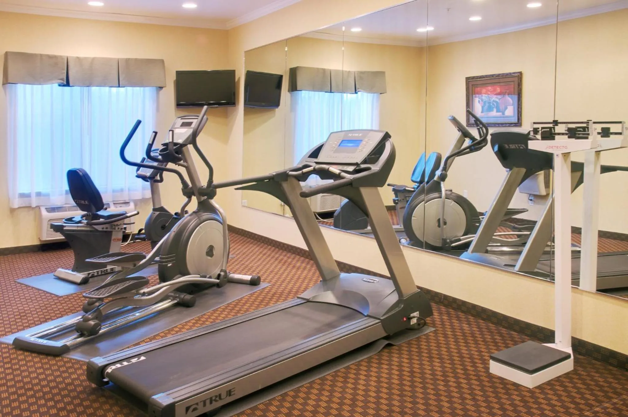 Fitness centre/facilities in Holiday Inn Express Hotel & Suites Winnie by IHG