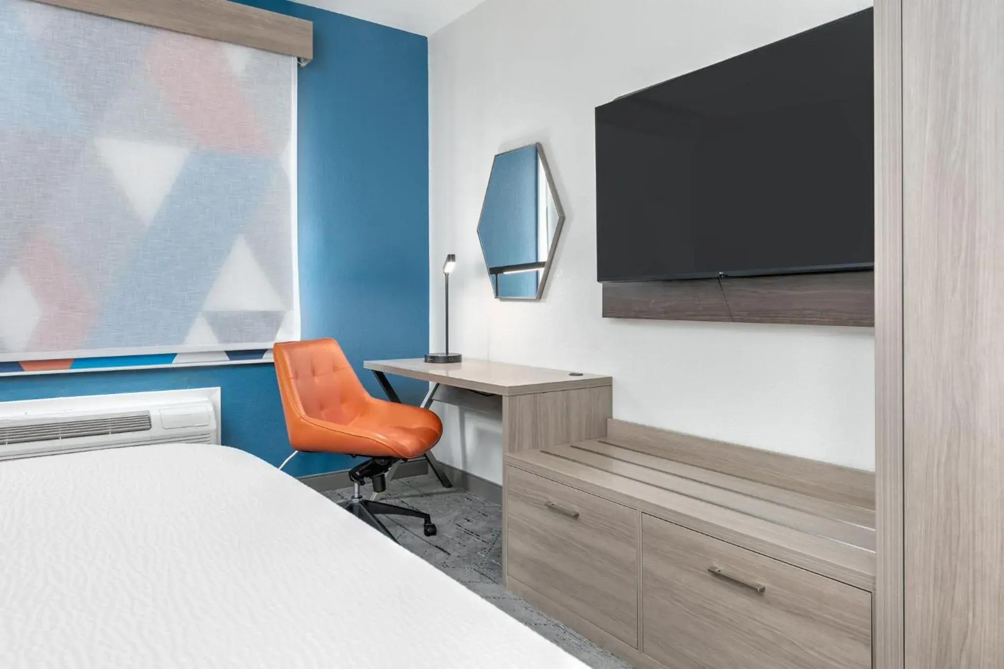 Photo of the whole room, Bed in Holiday Inn Express Hotel & Suites Winnie by IHG Photo of the whole room, Bed in Holiday Inn Express Hotel & Suites Winnie by IHG