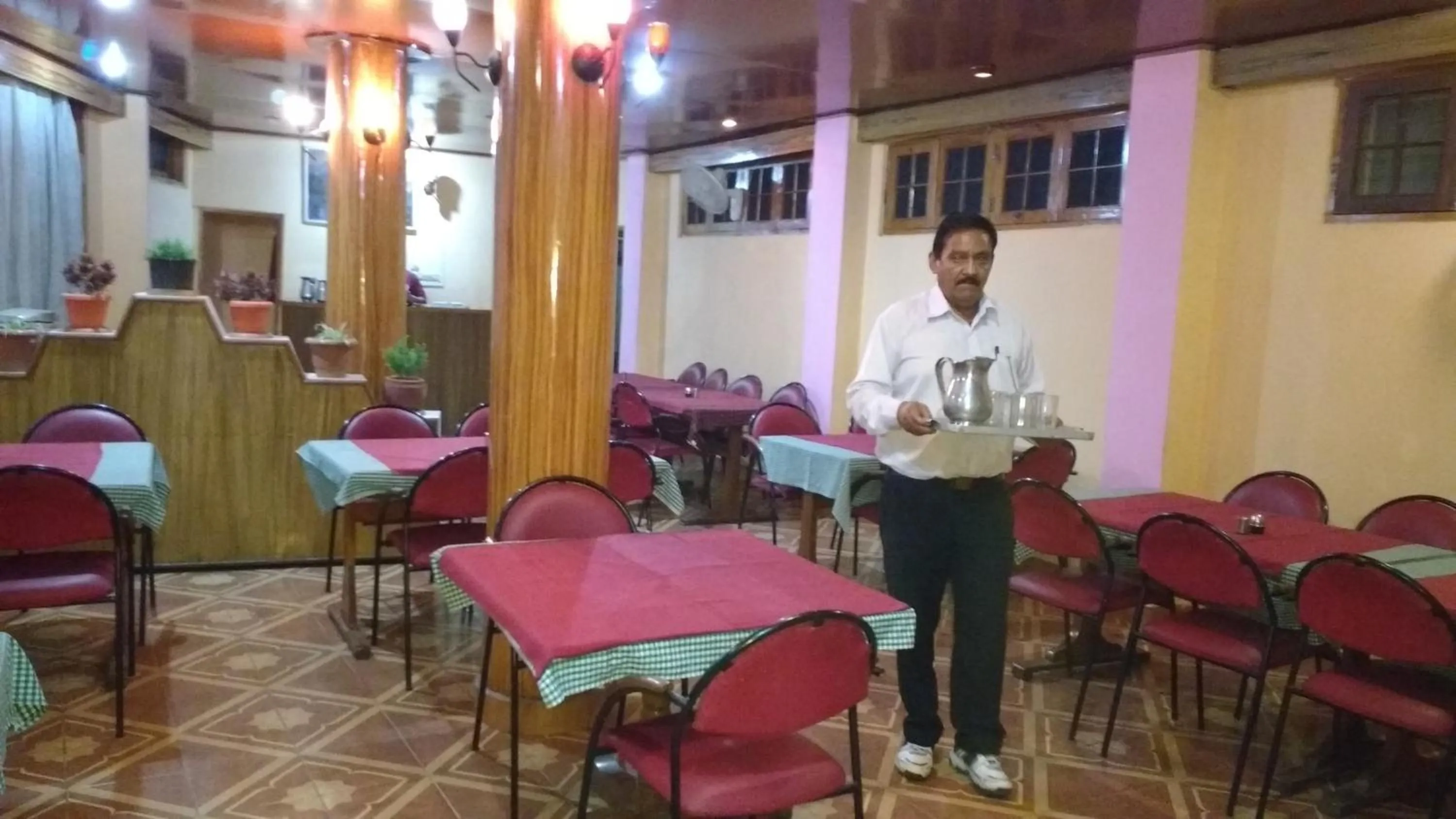 Dining area in Hotel Aroma Classic