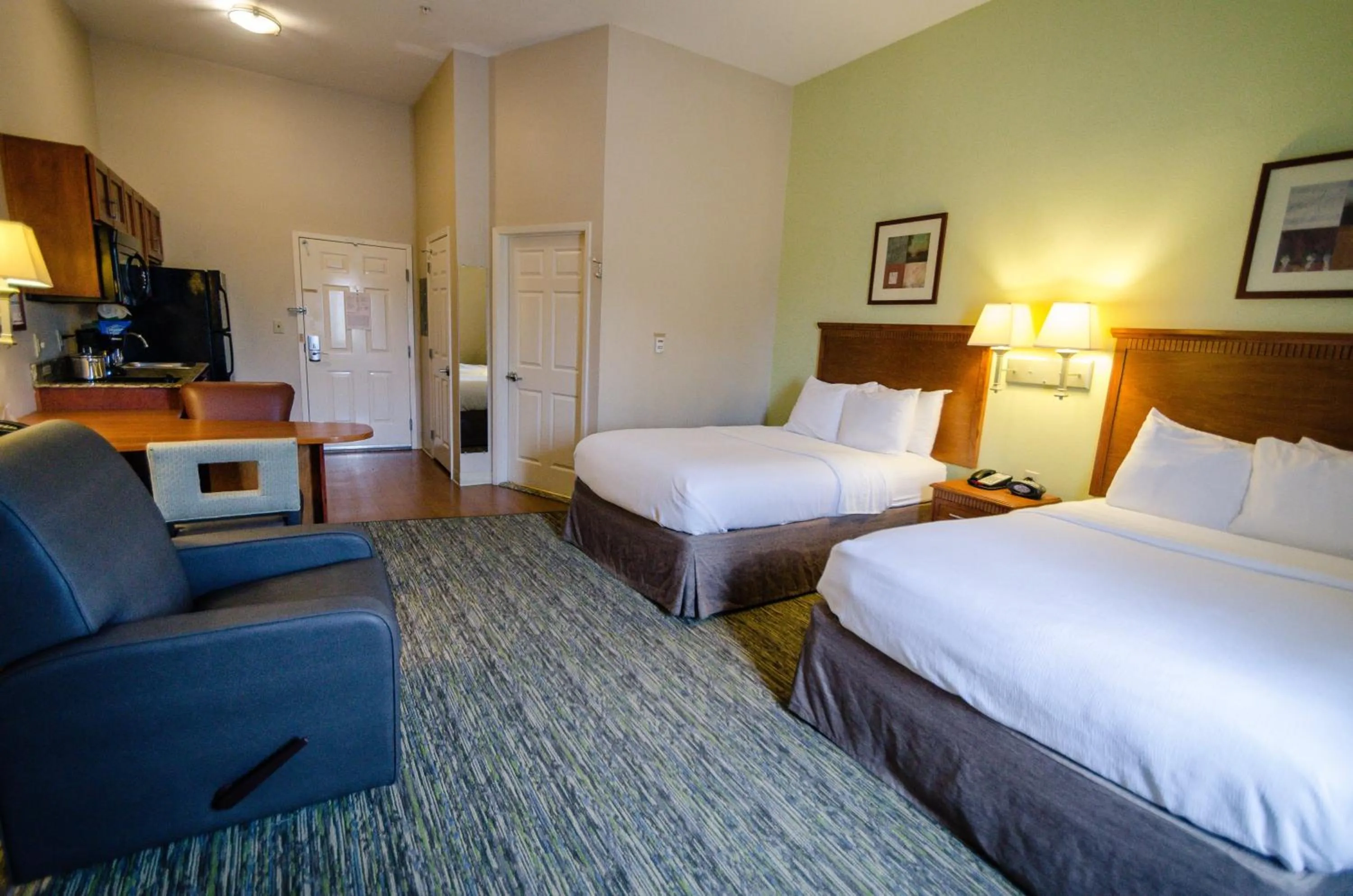 Photo of the whole room, Bed in Candlewood Suites Temple by IHG