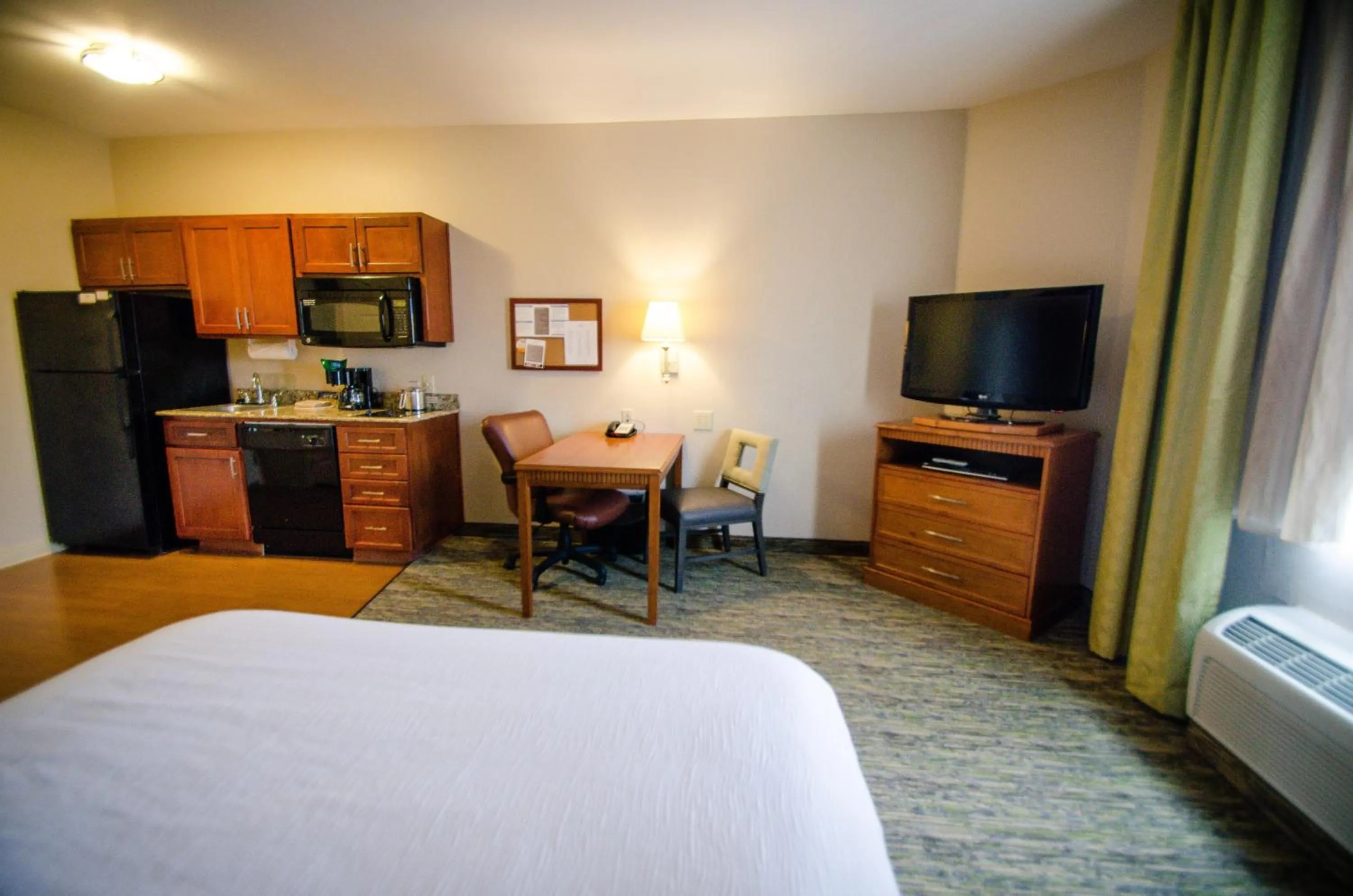 Photo of the whole room, Bed in Candlewood Suites Temple by IHG