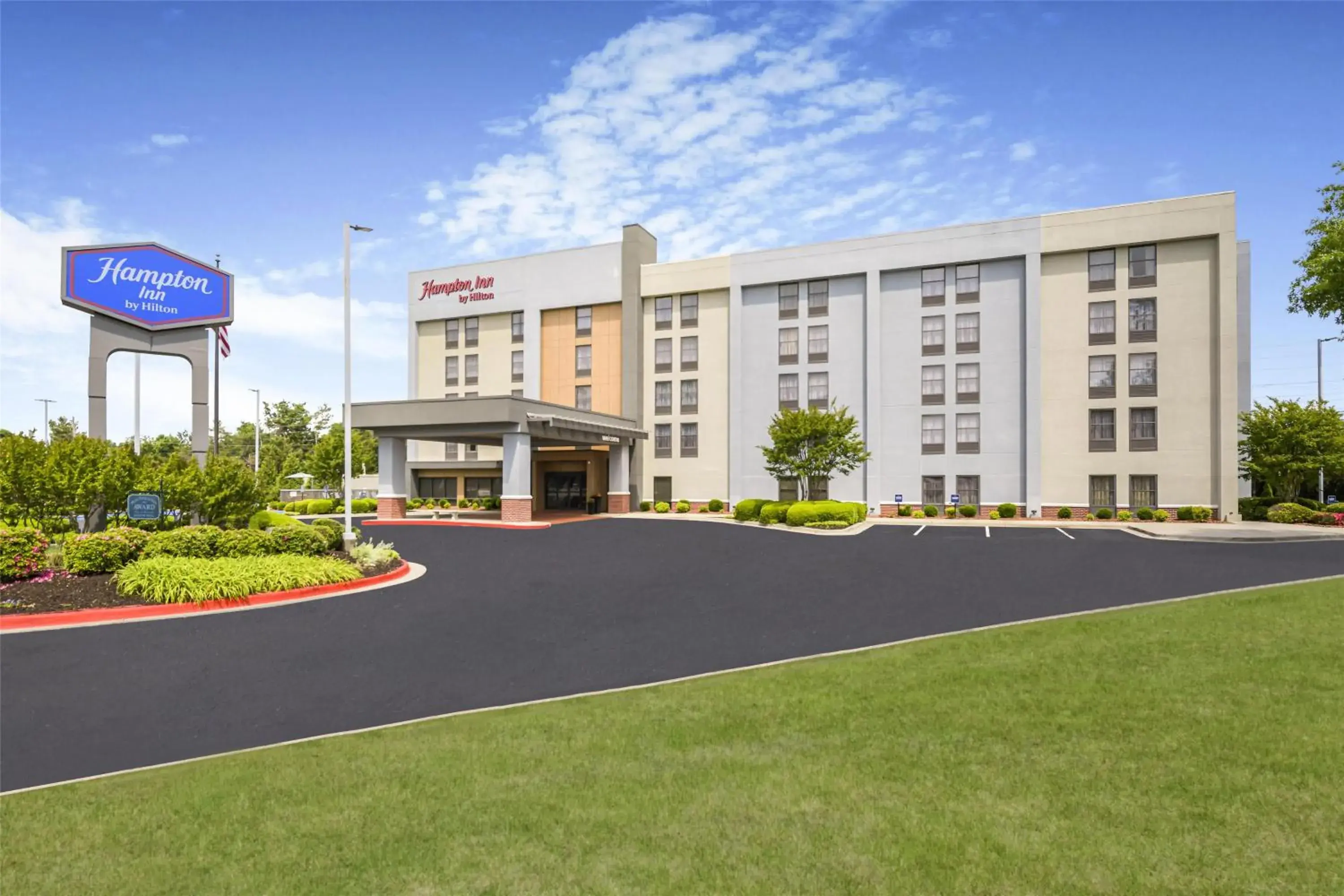 Property building in Hampton Inn Huntsville-Arsenal/South Parkway Property building in Hampton Inn Huntsville-Arsenal/South Parkway