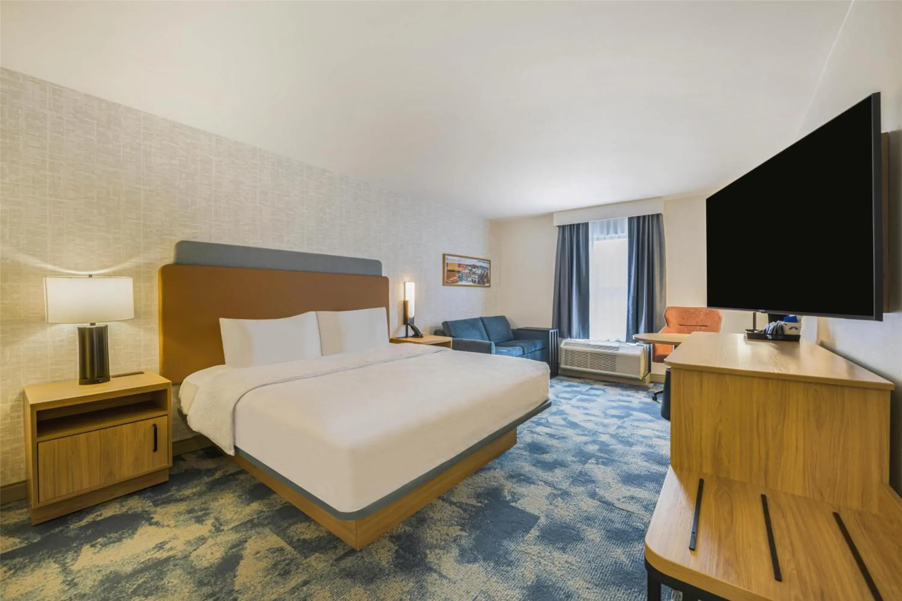 Living room, Bed in Hampton Inn Huntsville-Arsenal/South Parkway Living room, Bed in Hampton Inn Huntsville-Arsenal/South Parkway