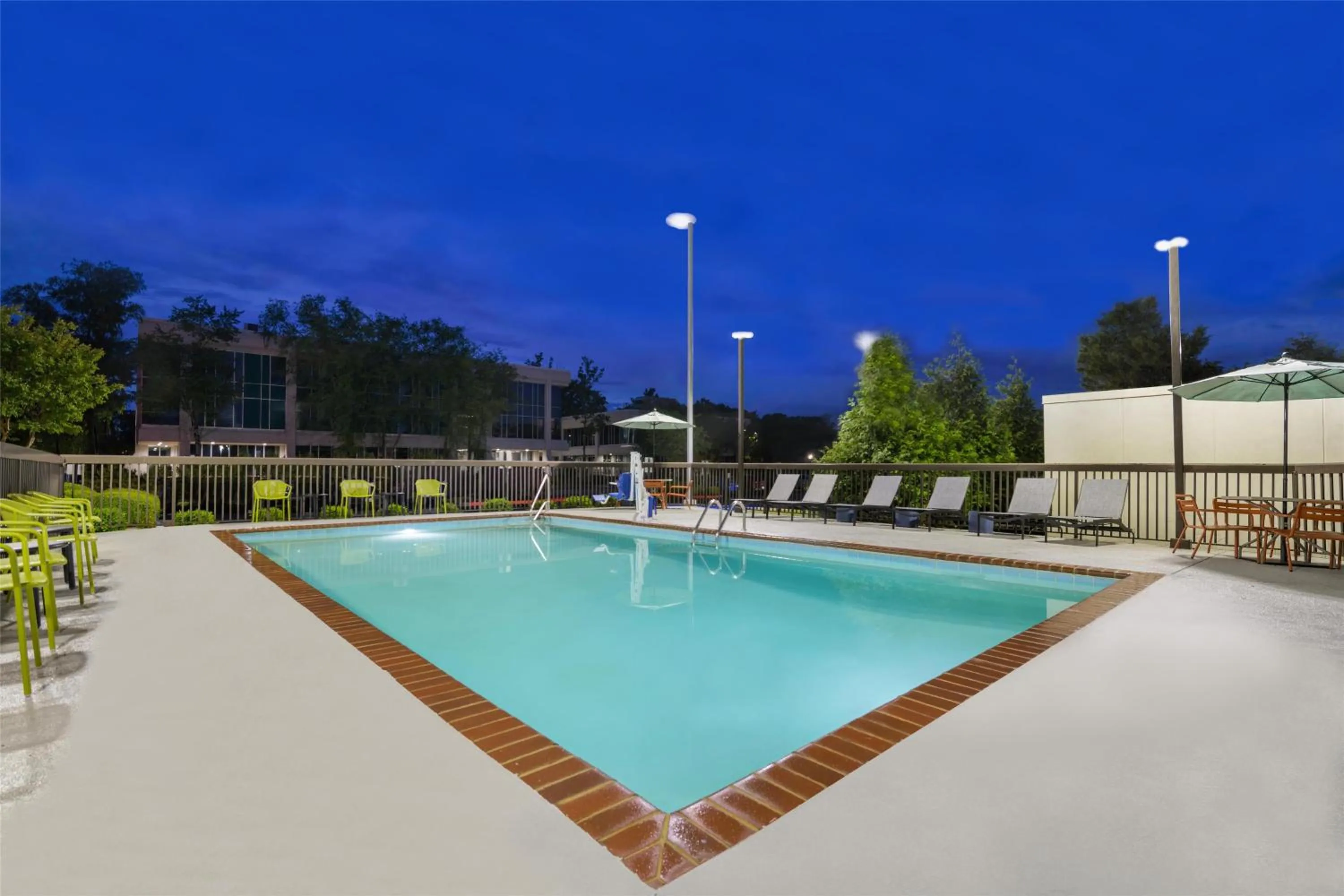 Pool view in Hampton Inn Huntsville-Arsenal/South Parkway