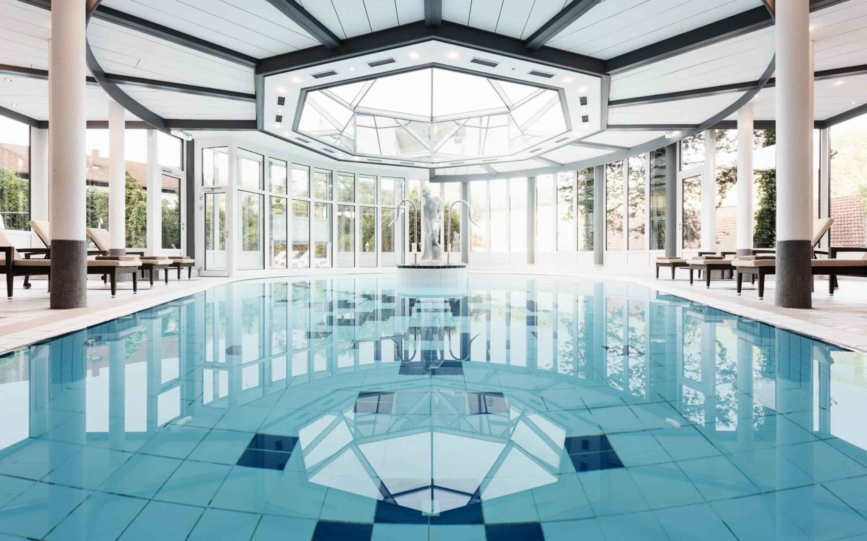 Swimming pool in Donna Burghotel am hohen Bogen