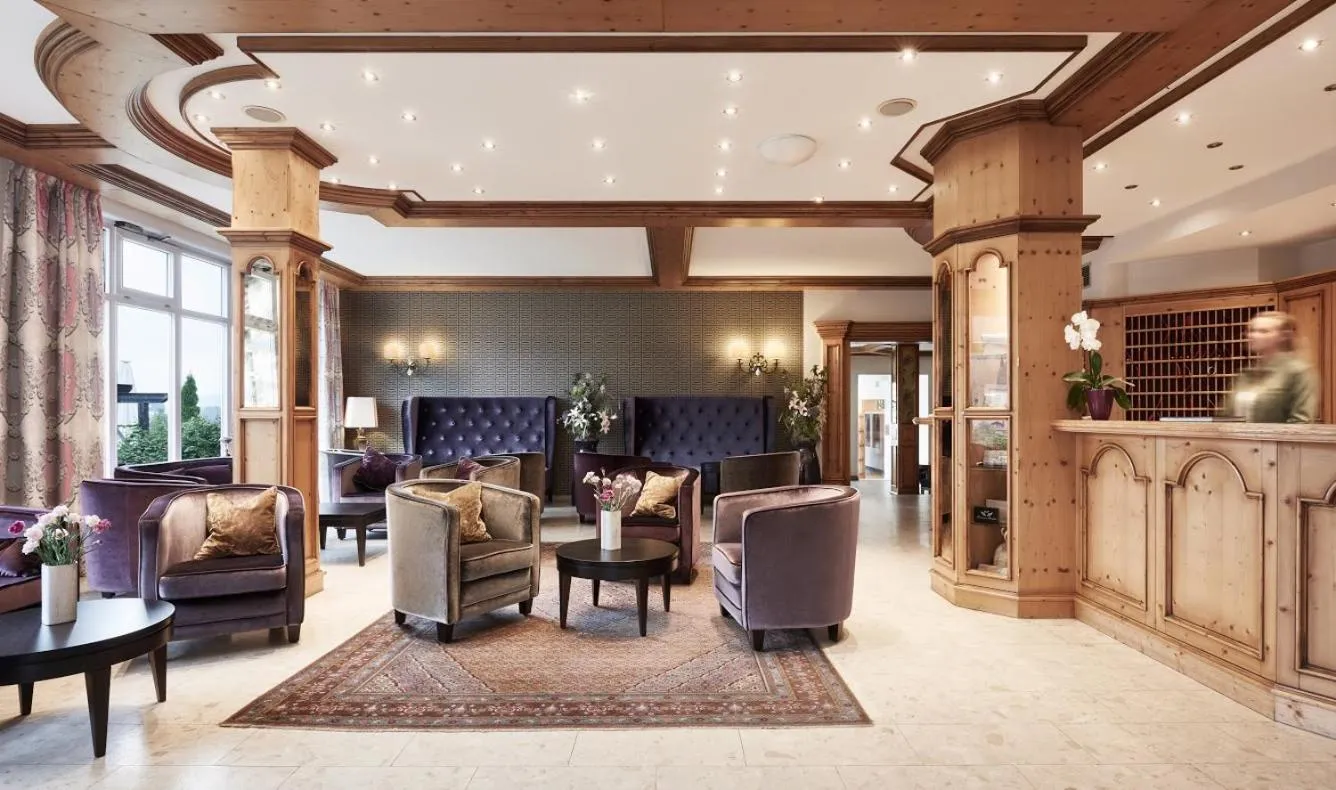 Lobby or reception in Donna Burghotel am hohen Bogen