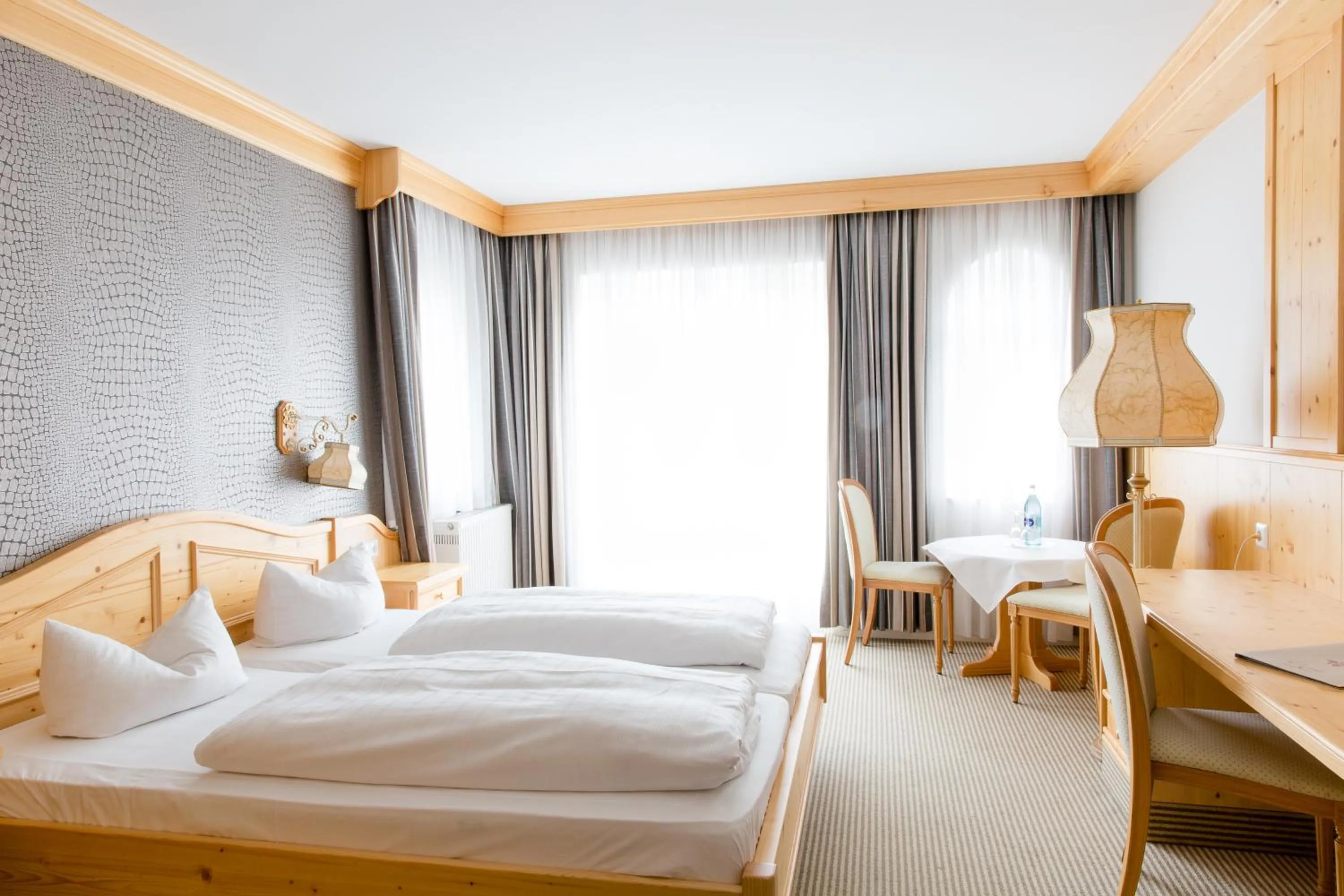 Photo of the whole room, Bed in Donna Burghotel am hohen Bogen