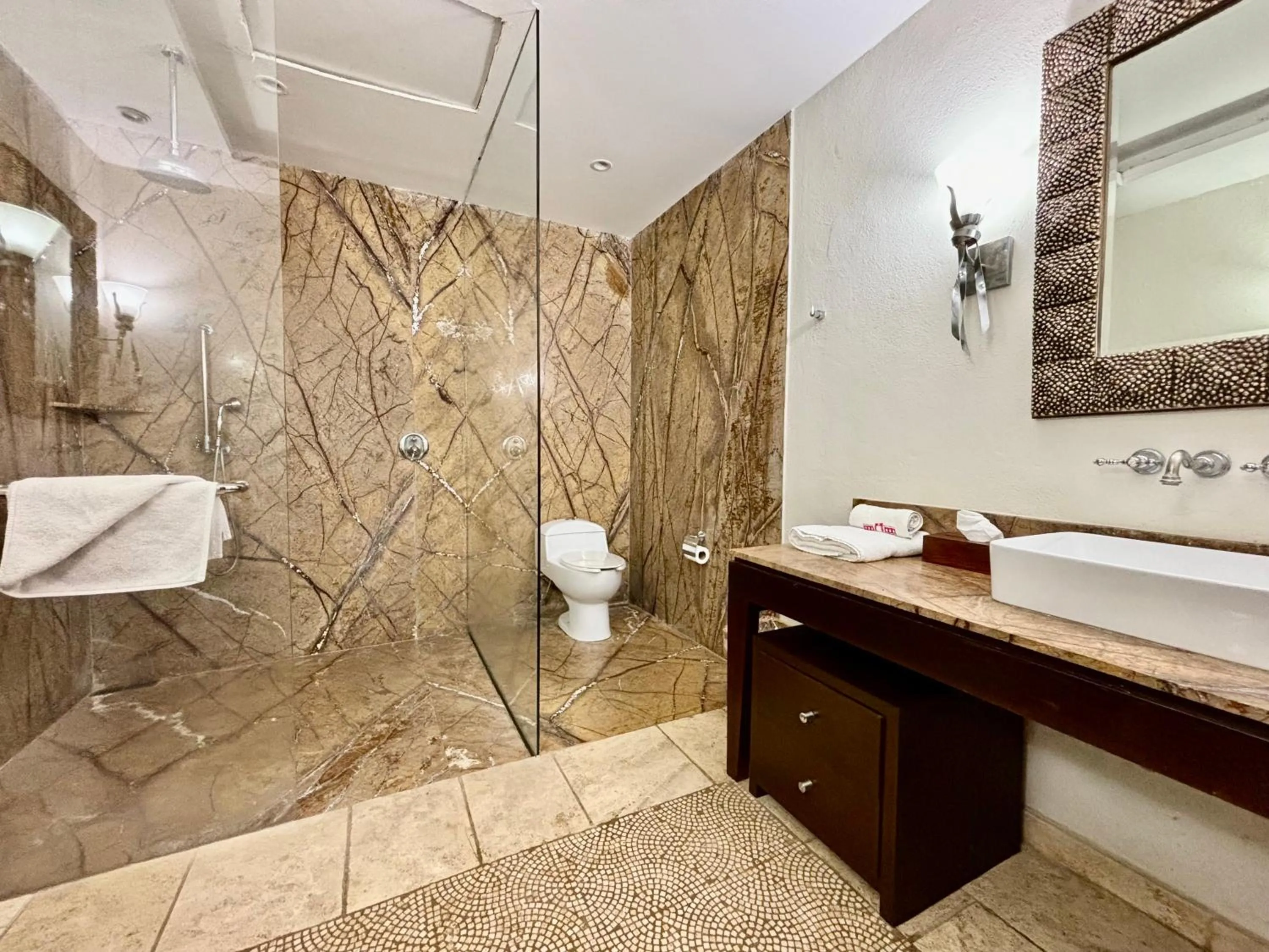 Shower in Hotel Hacienda San Pancho