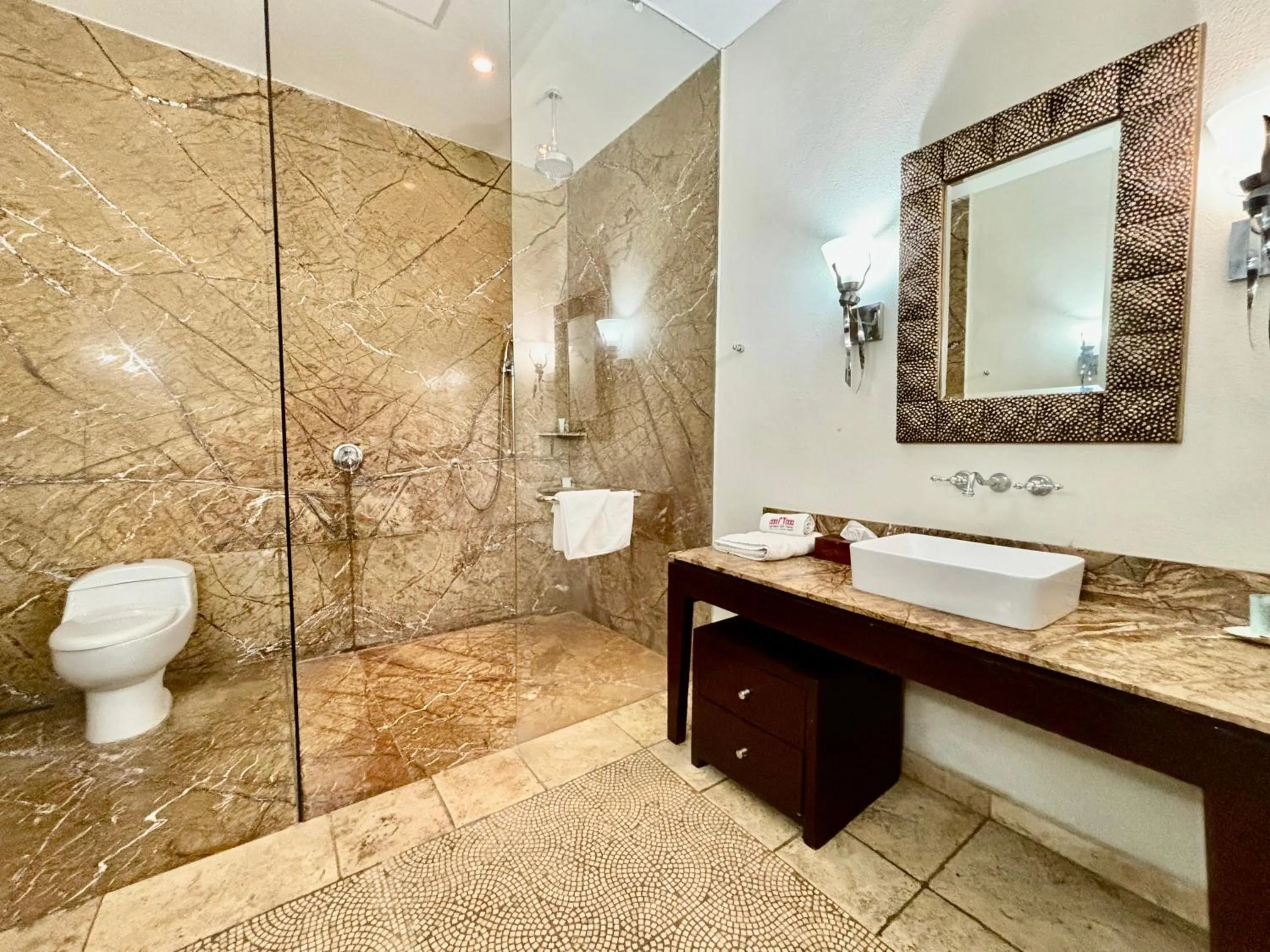 Shower in Hotel Hacienda San Pancho