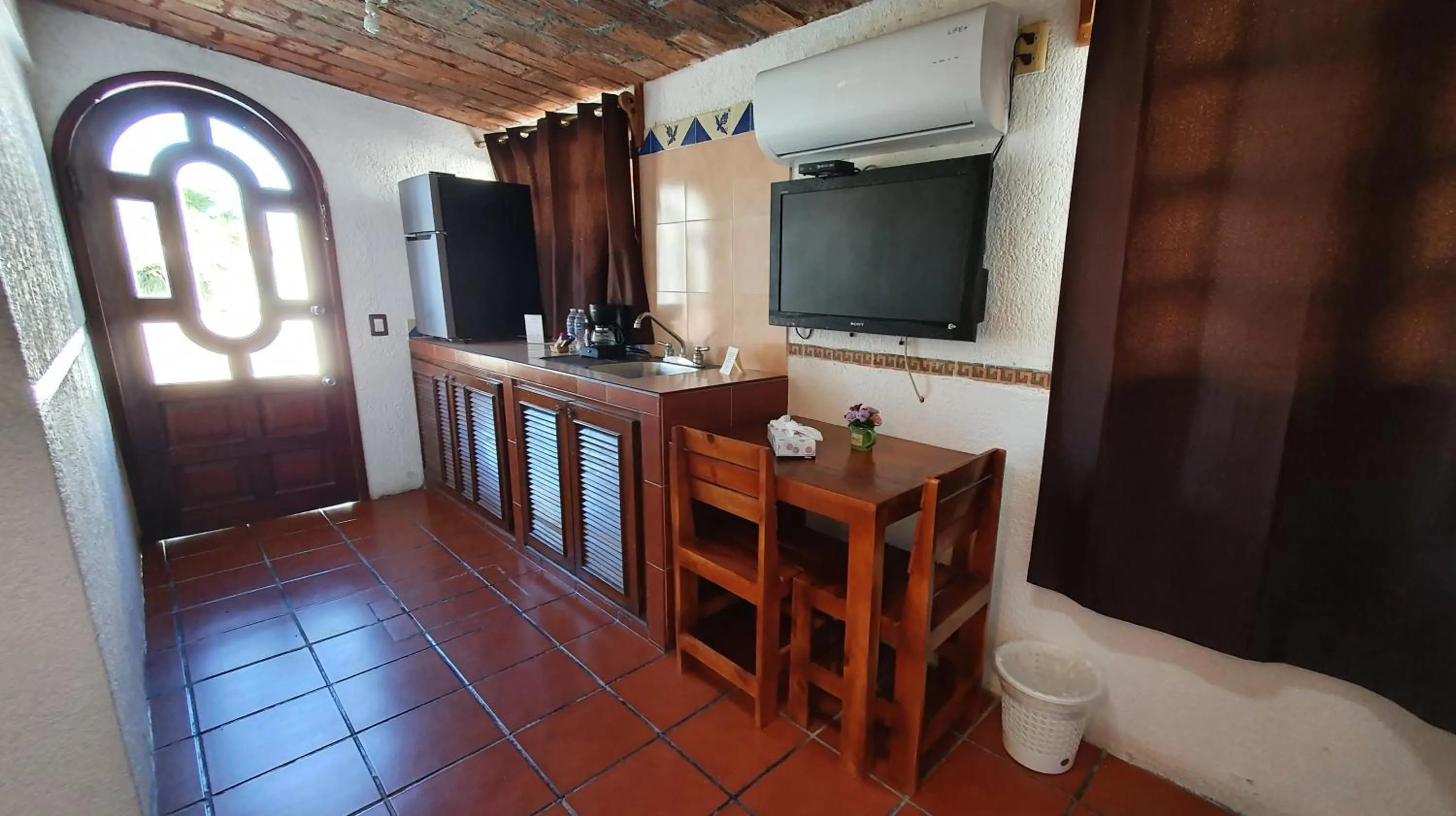 TV and multimedia in Hill House Mazatlan - Bed & Breakfast