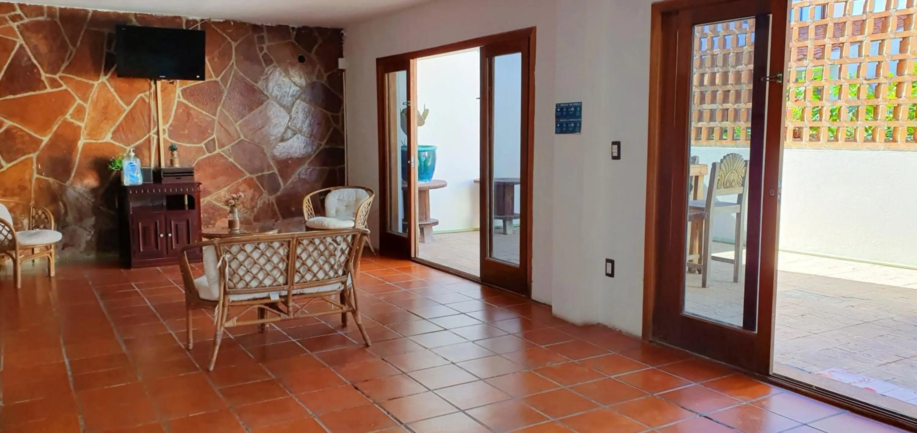 Communal lounge/ TV room in Hill House Mazatlan - Bed & Breakfast