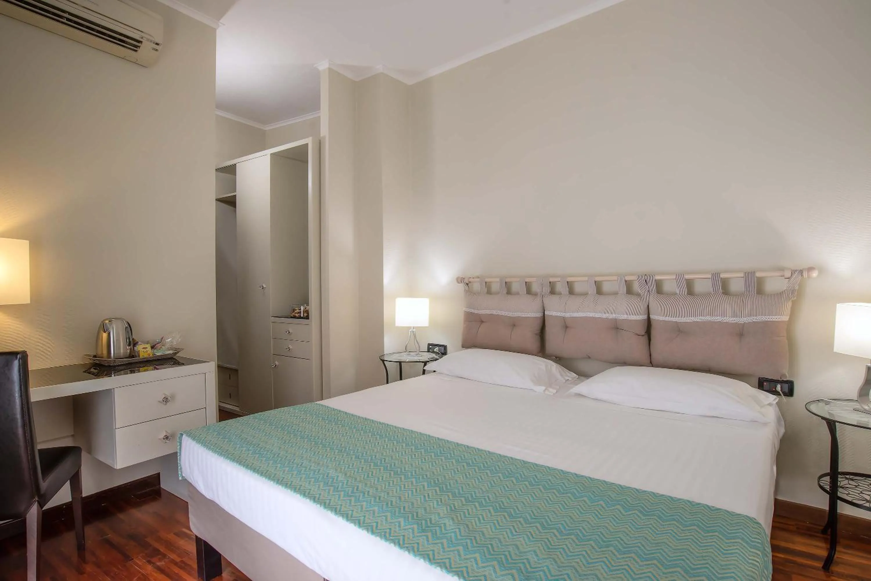 Bedroom, Bed in Merulana Inn Guest House