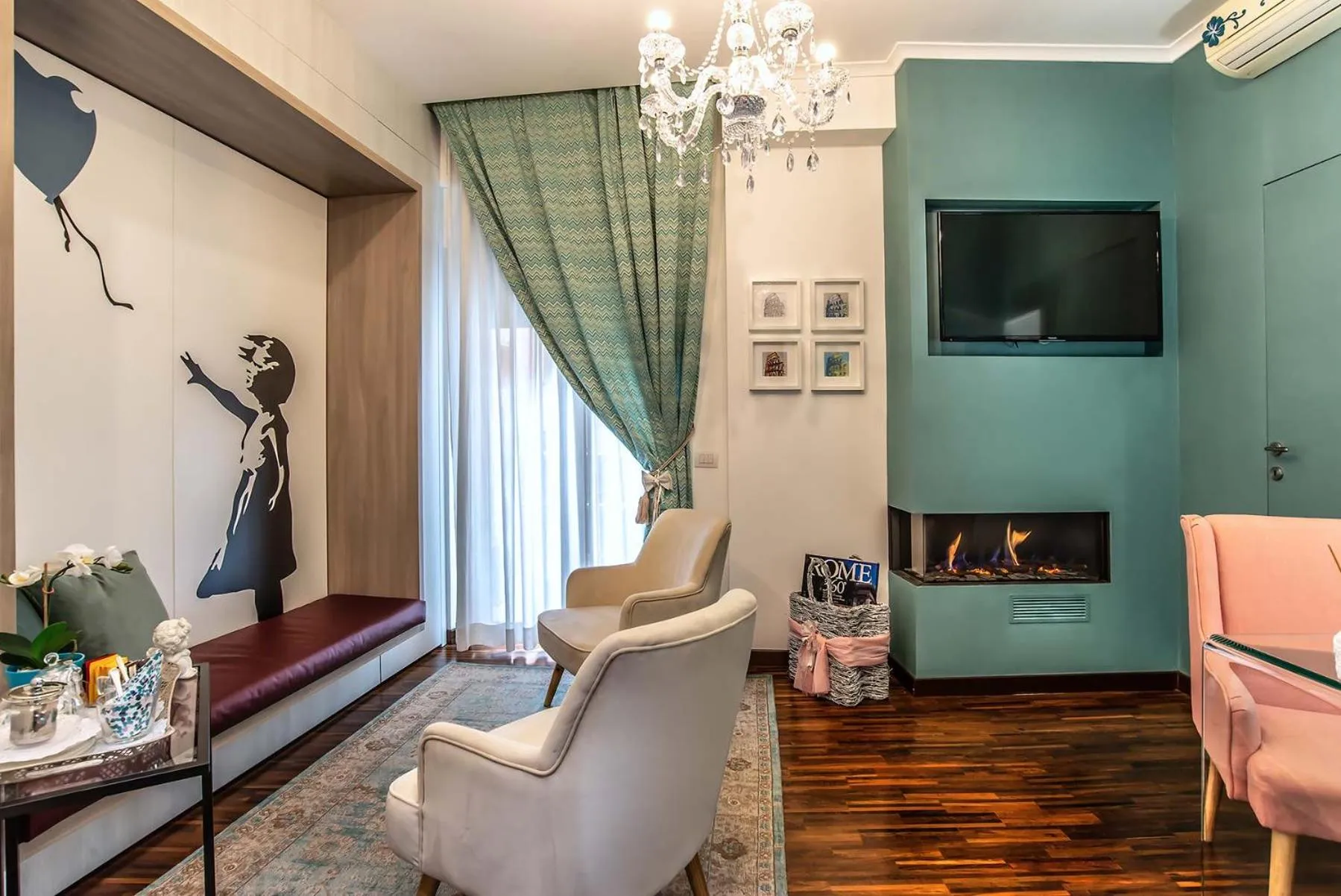 Communal lounge/ TV room in Merulana Inn Guest House