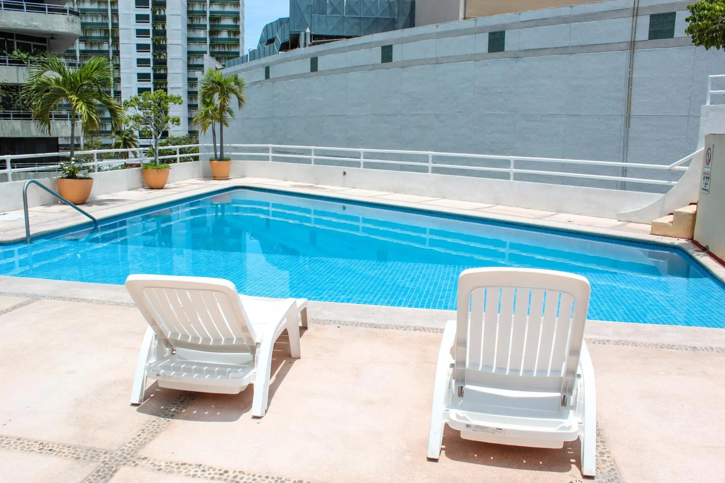 Swimming pool in Hotel Suites Jazmín Acapulco Swimming pool in Hotel Suites Jazmín Acapulco
