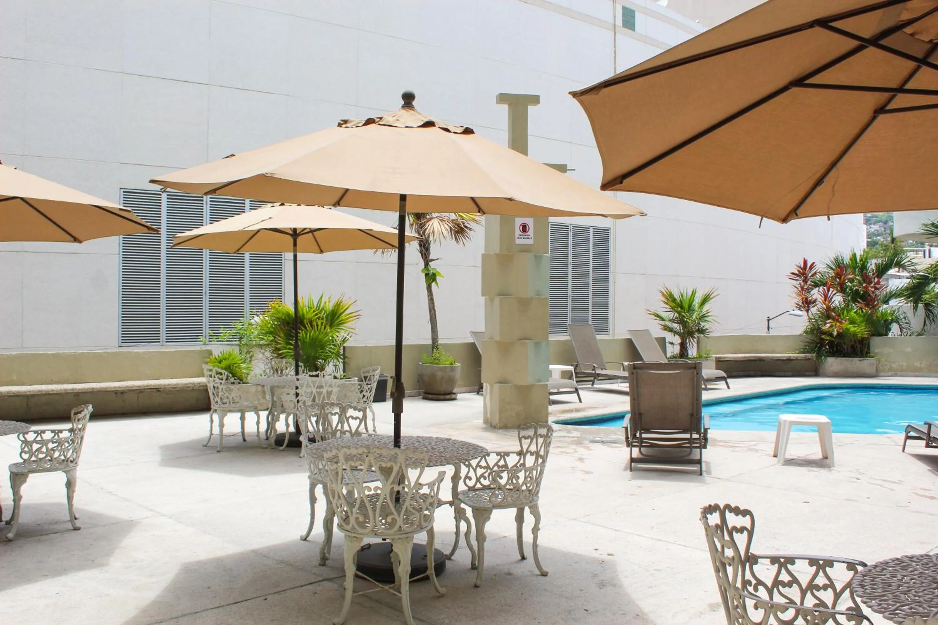 Swimming pool in Hotel Suites Jazmín Acapulco