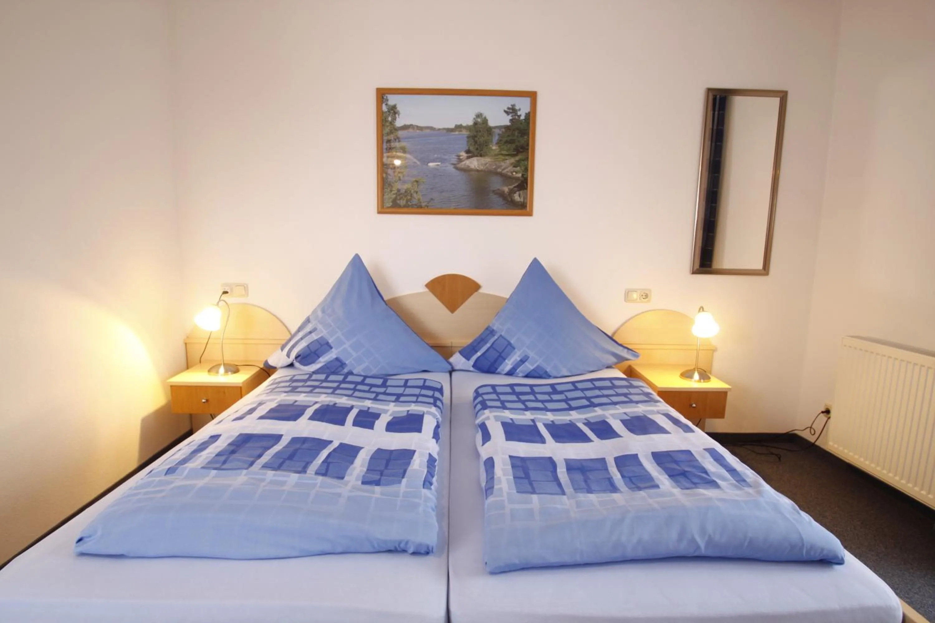 Photo of the whole room, Bed in Hotel-Cafe Hanfstingl