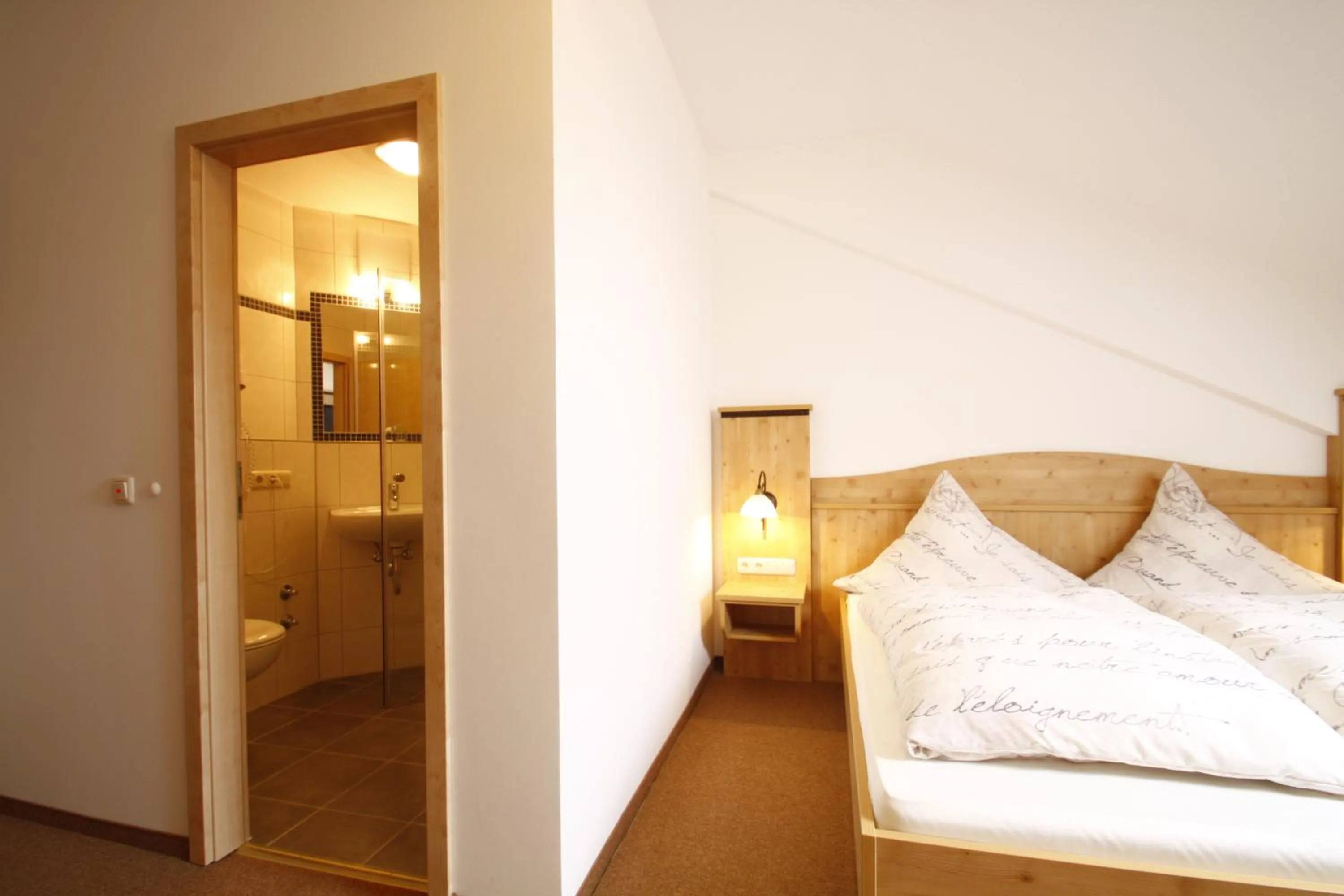 Photo of the whole room, Bed in Hotel-Cafe Hanfstingl