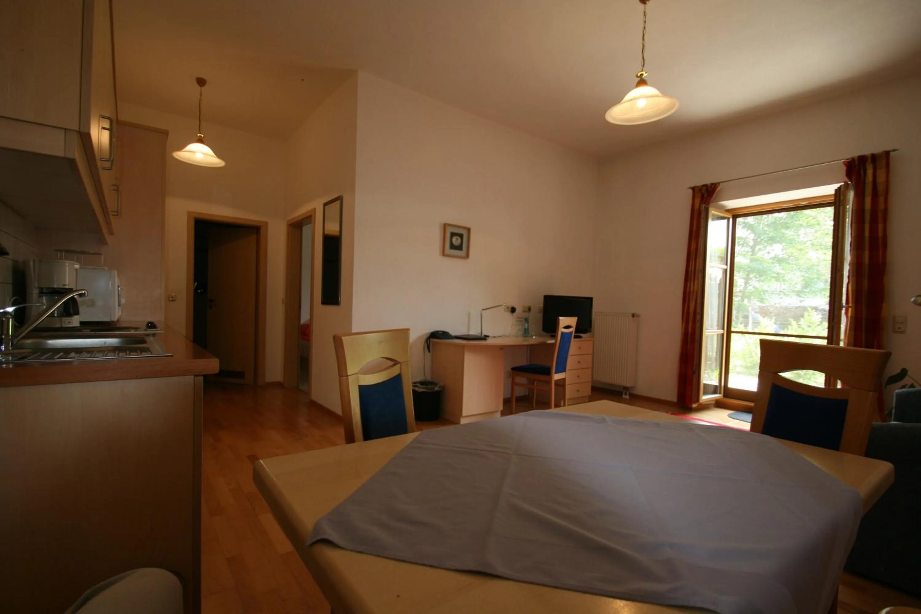 Kitchen or kitchenette, Bed in Hotel-Cafe Hanfstingl