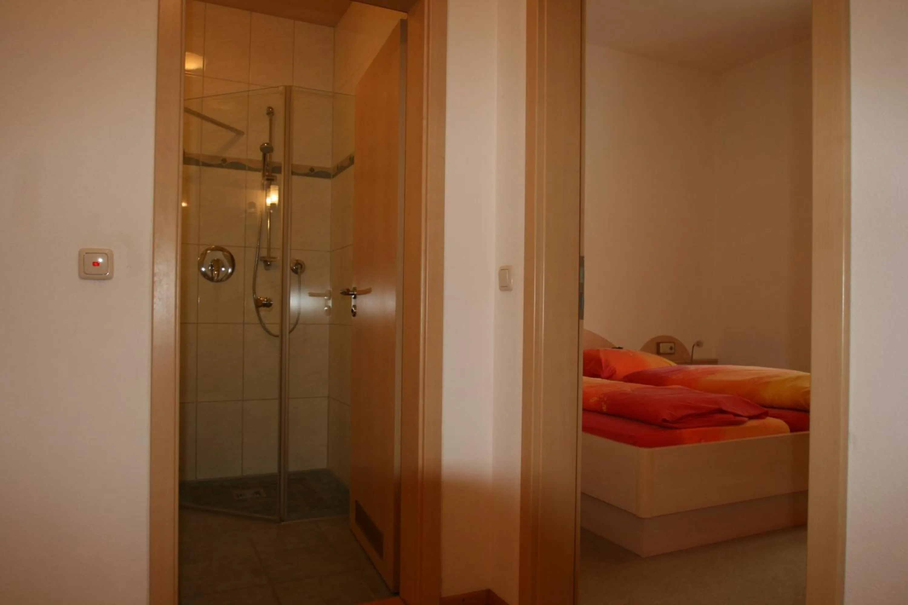 Bathroom, Bed in Hotel-Cafe Hanfstingl