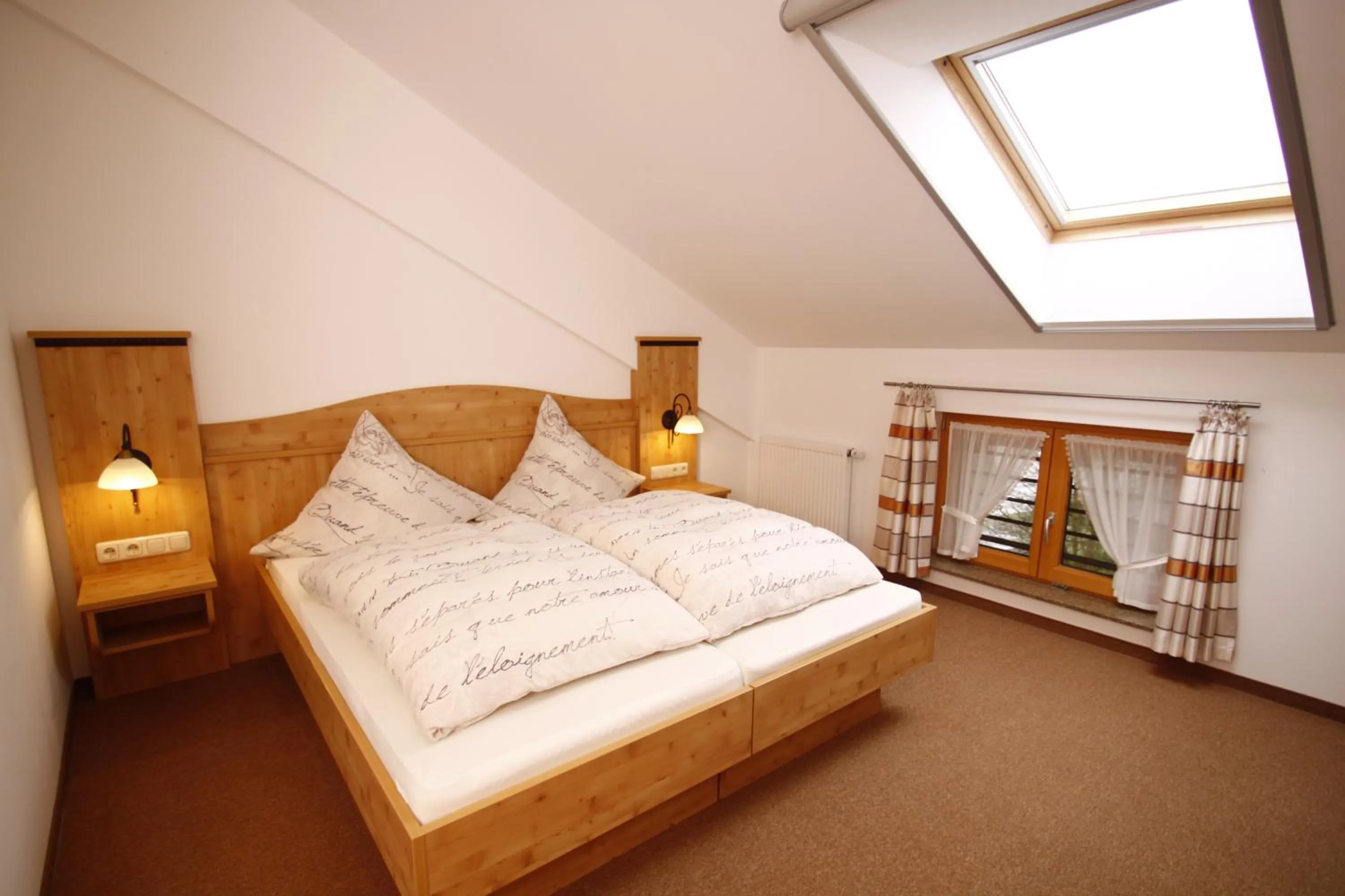 Photo of the whole room, Bed in Hotel-Cafe Hanfstingl