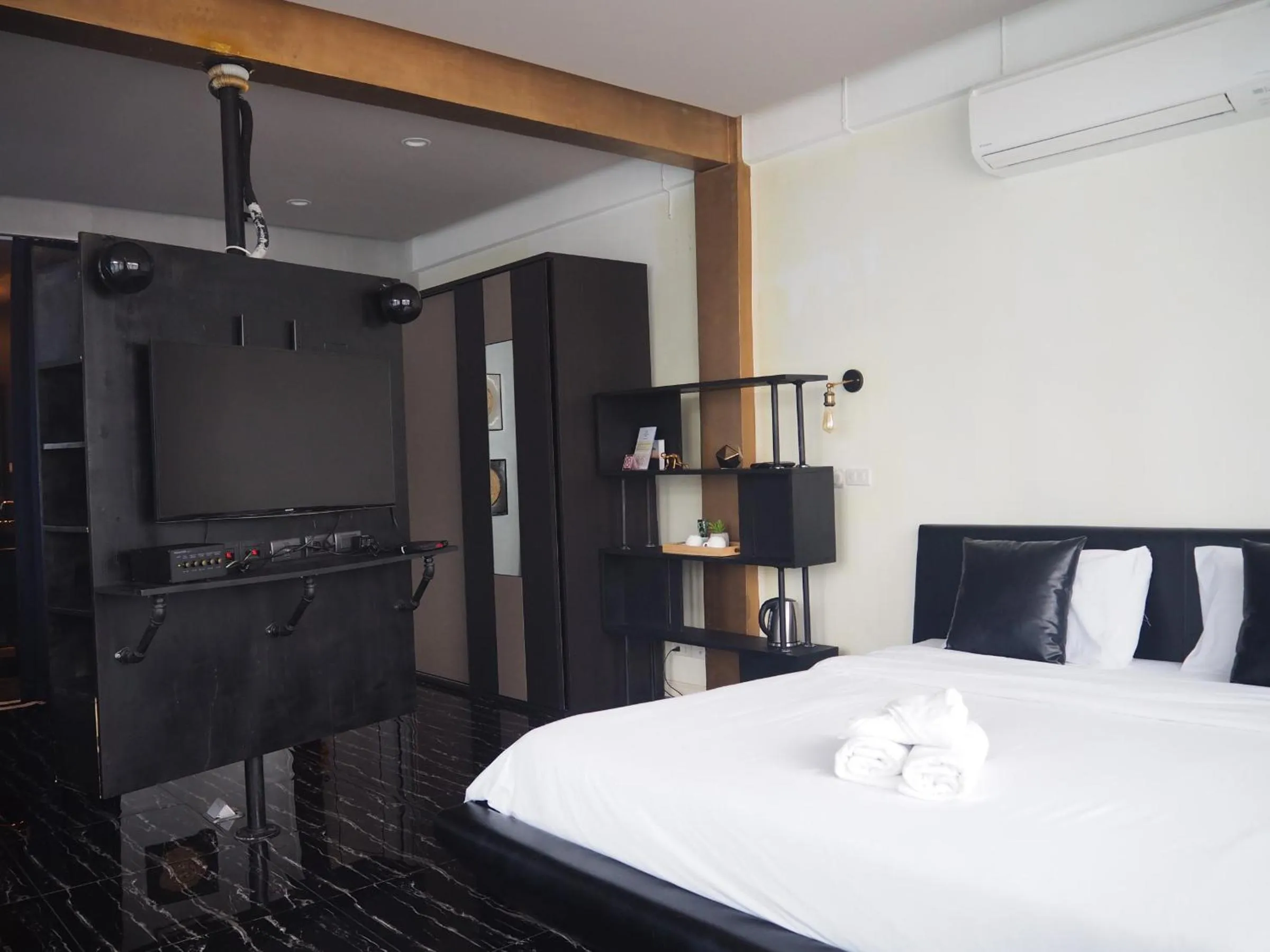 Photo of the whole room, Bed in Maderla