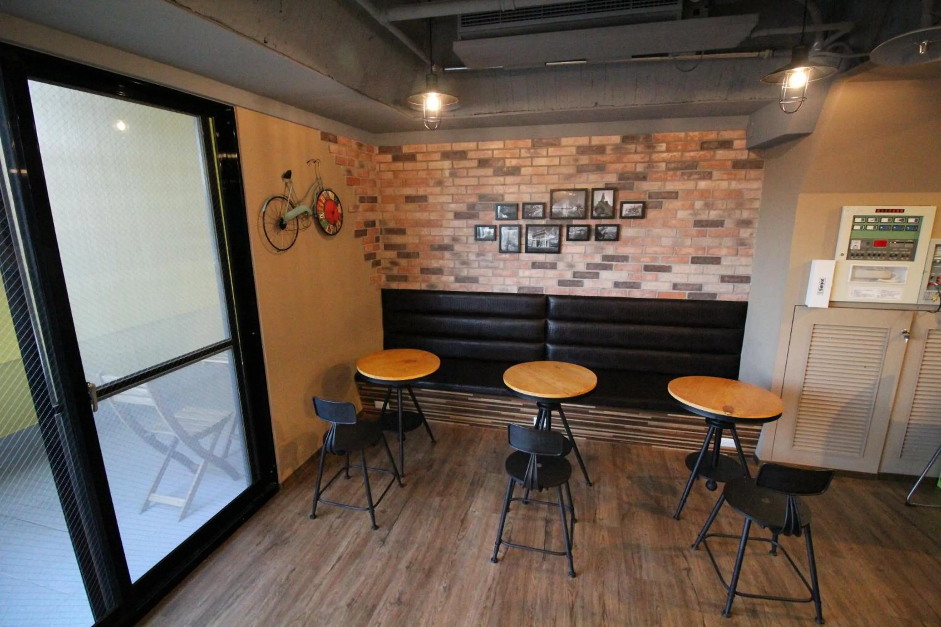 Communal lounge/ TV room in I Play Inn TP