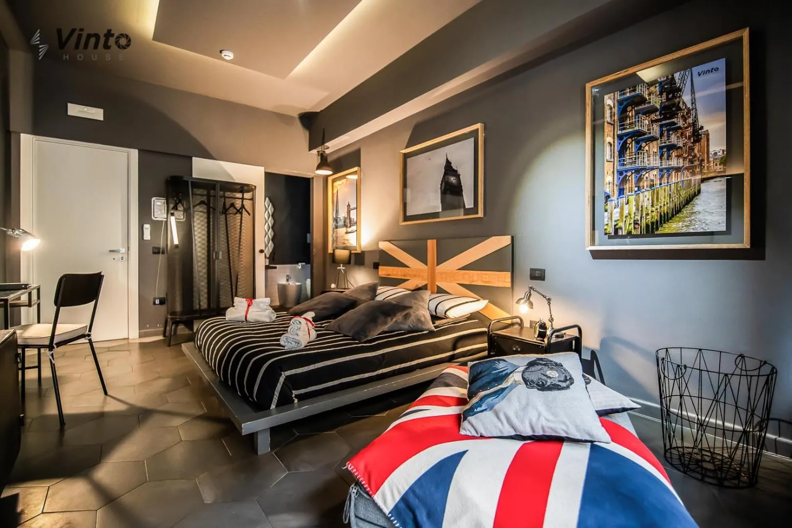 Photo of the whole room, Bed in Vinto House Salerno Downtown