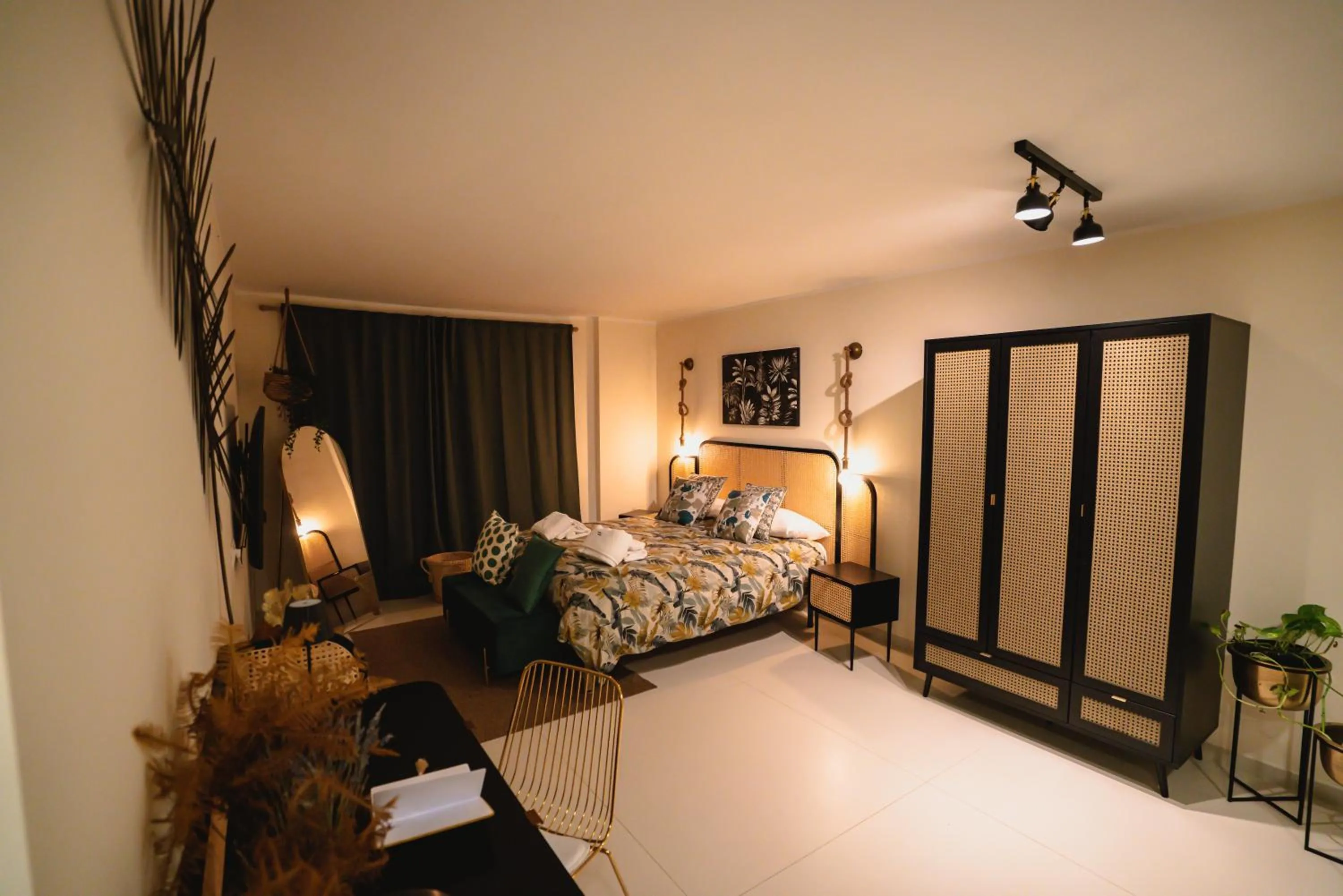 Living room, Bed in Vinto House Salerno Downtown
