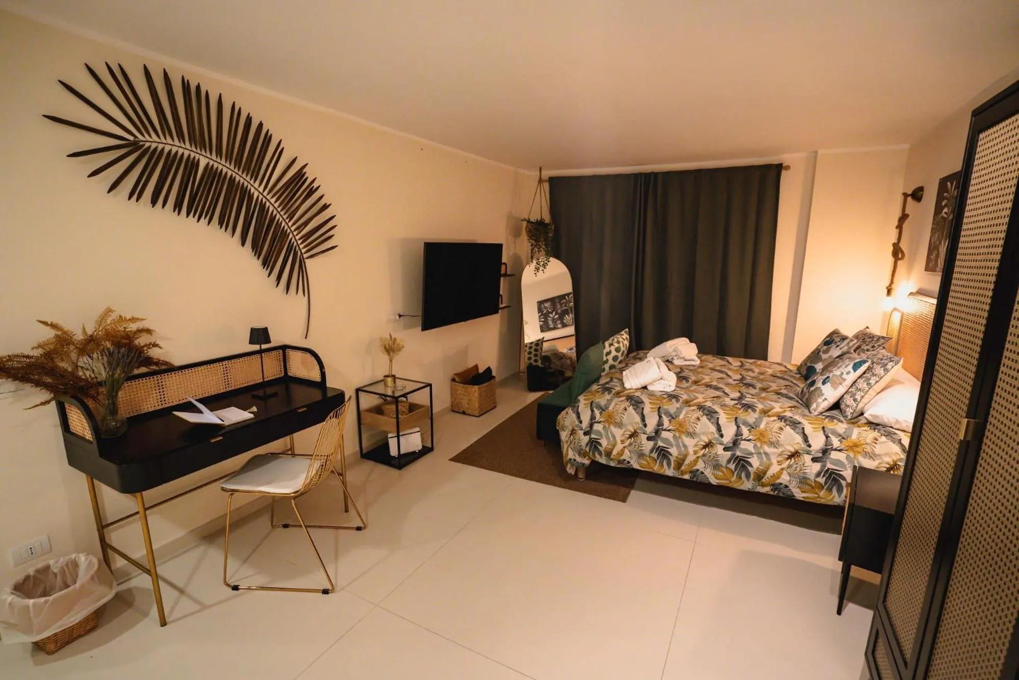 Communal lounge/ TV room, Bed in Vinto House Salerno Downtown