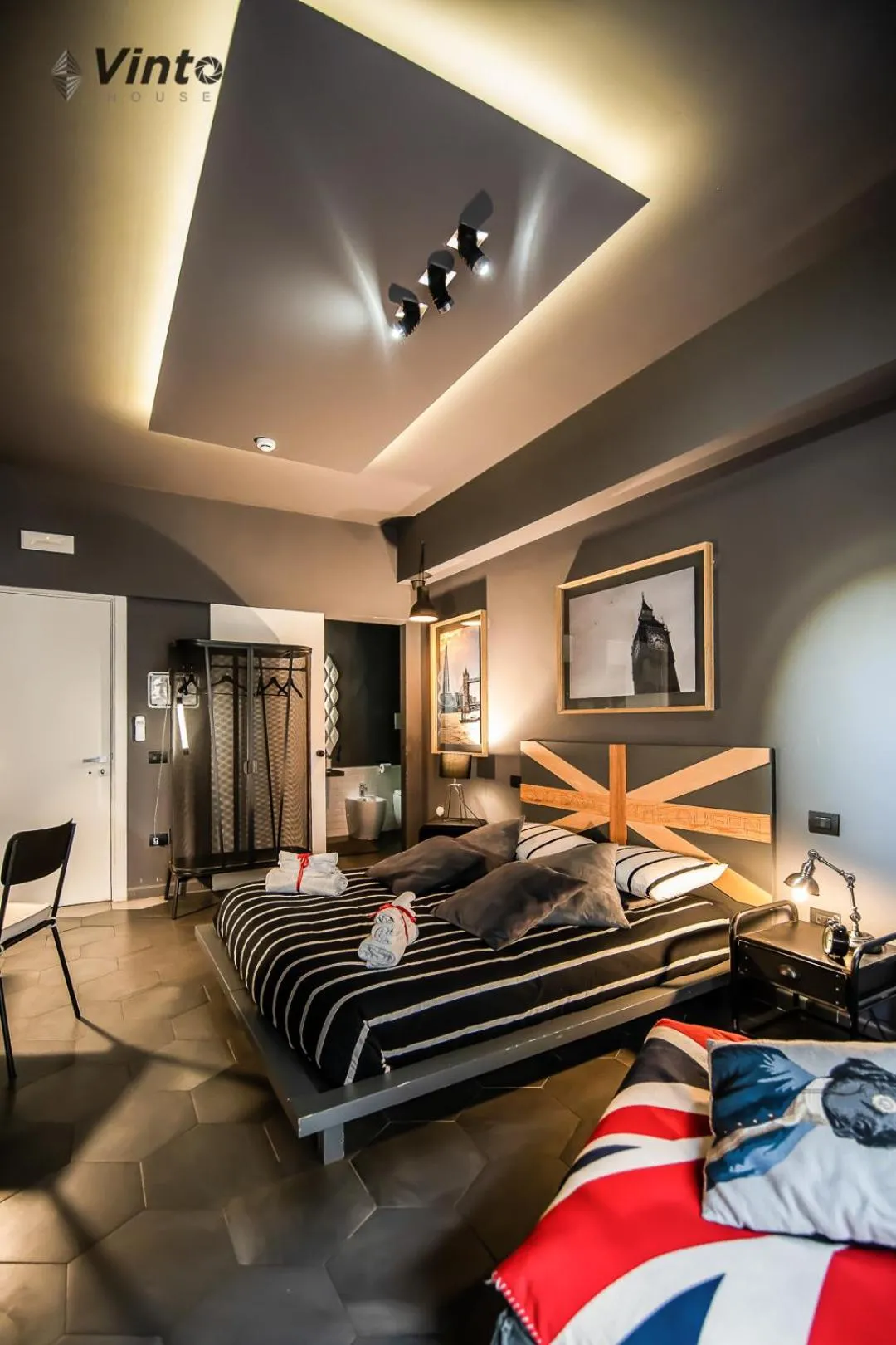 Photo of the whole room, Bed in Vinto House Salerno Downtown