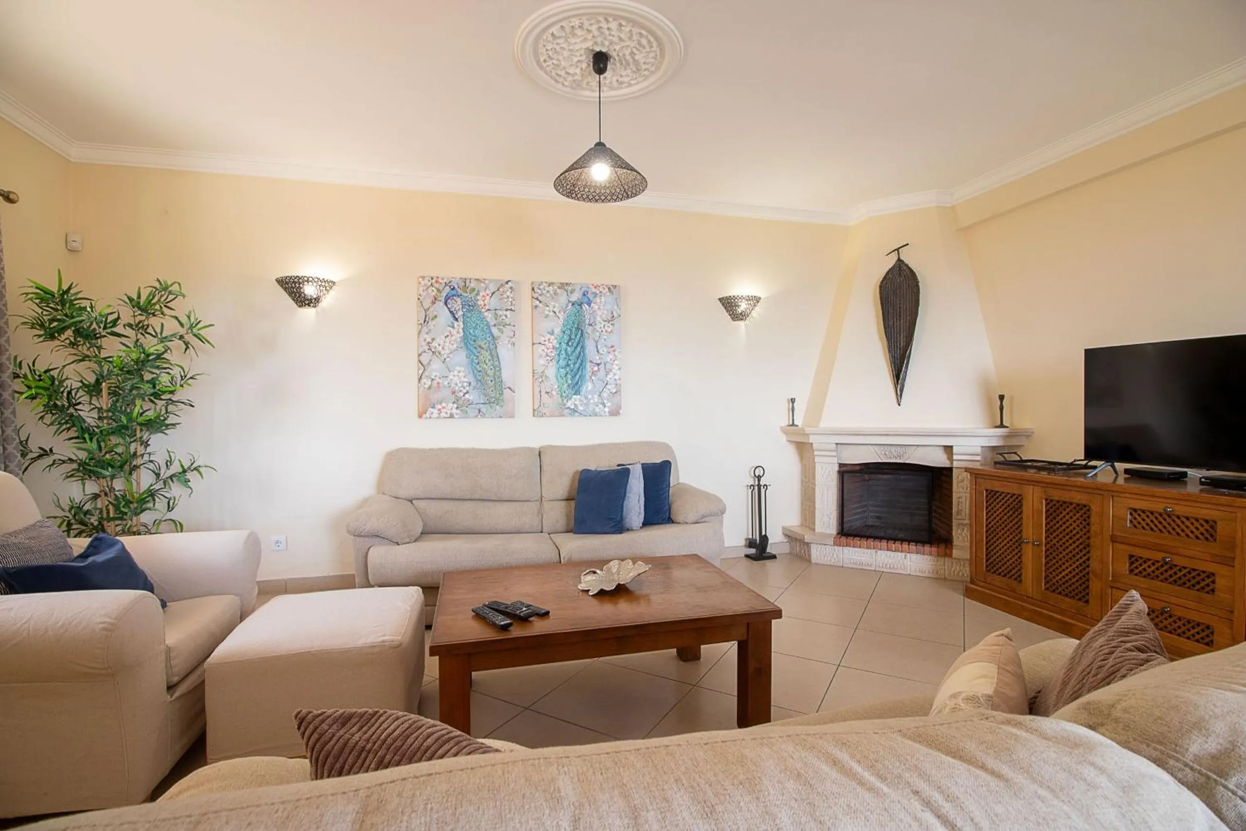 Communal lounge/ TV room in Villa Panoramica by Algarve Holidays
