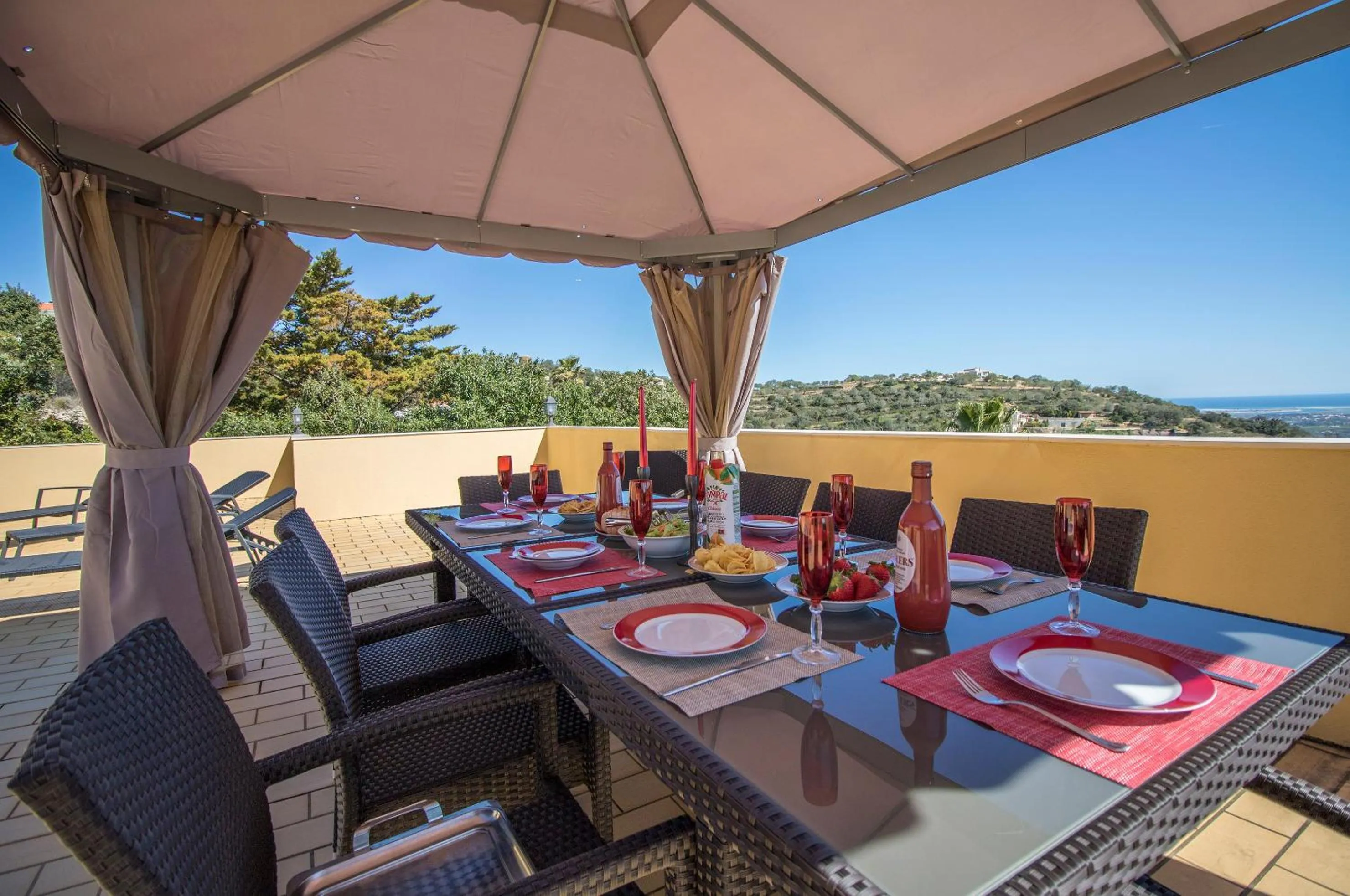 Dining area in Villa Panoramica by Algarve Holidays