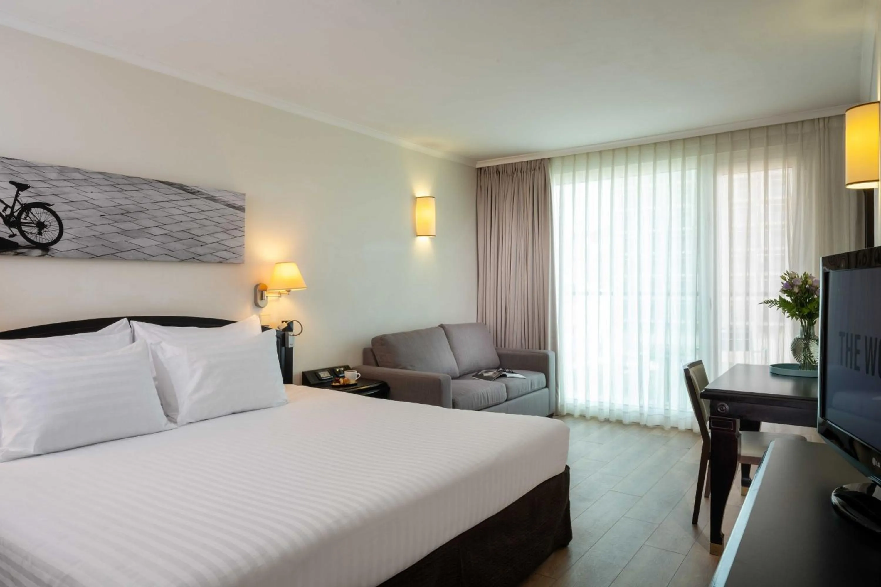 Photo of the whole room, Bed in Crowne Plaza Tel Aviv Beach by IHG