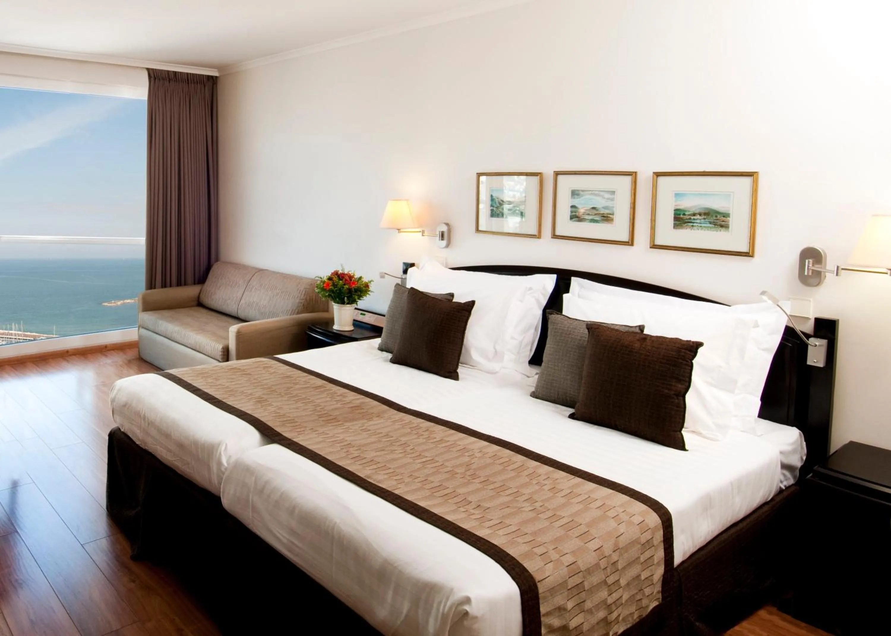 Photo of the whole room, Bed in Crowne Plaza Tel Aviv Beach by IHG