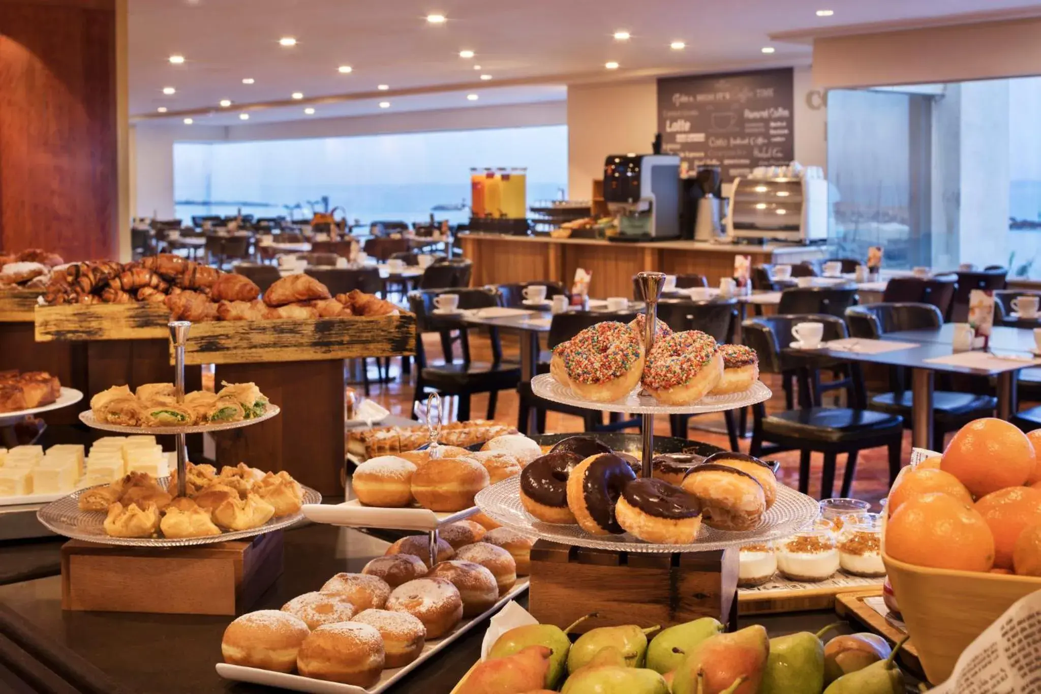 Restaurant/places to eat in Crowne Plaza Tel Aviv Beach by IHG Restaurant/places to eat in Crowne Plaza Tel Aviv Beach by IHG