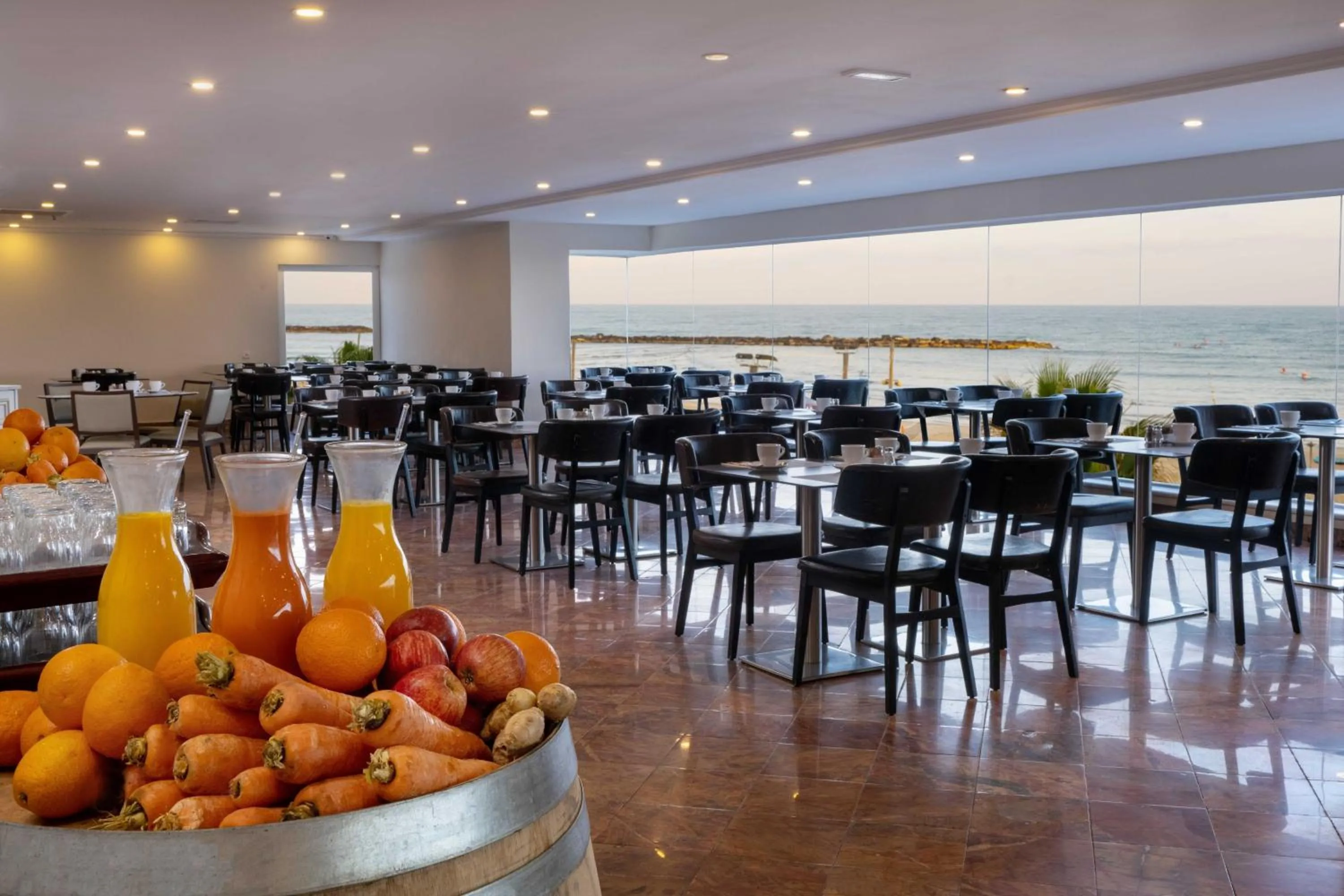 Restaurant/places to eat in Crowne Plaza Tel Aviv Beach by IHG