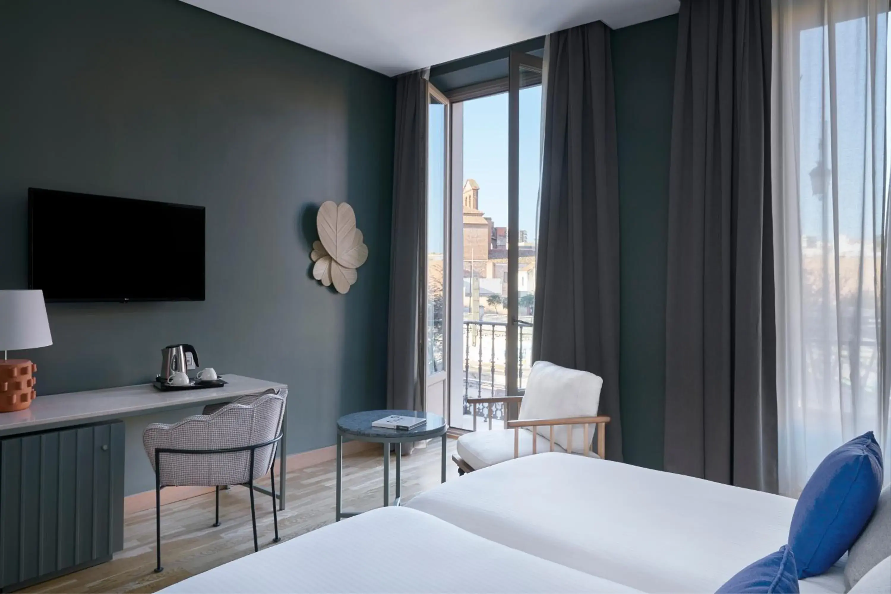 TV and multimedia, Bed in Vincci Selección Posada del Patio TV and multimedia, Bed in Vincci Selección Posada del Patio