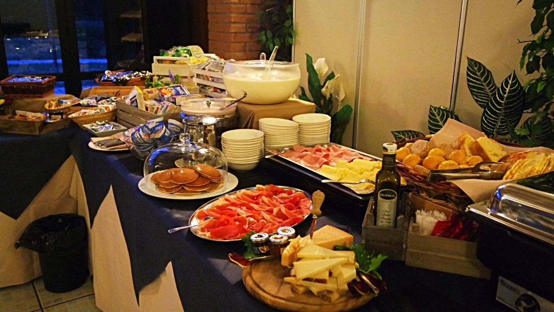 Buffet breakfast in Albergo Della Roccia