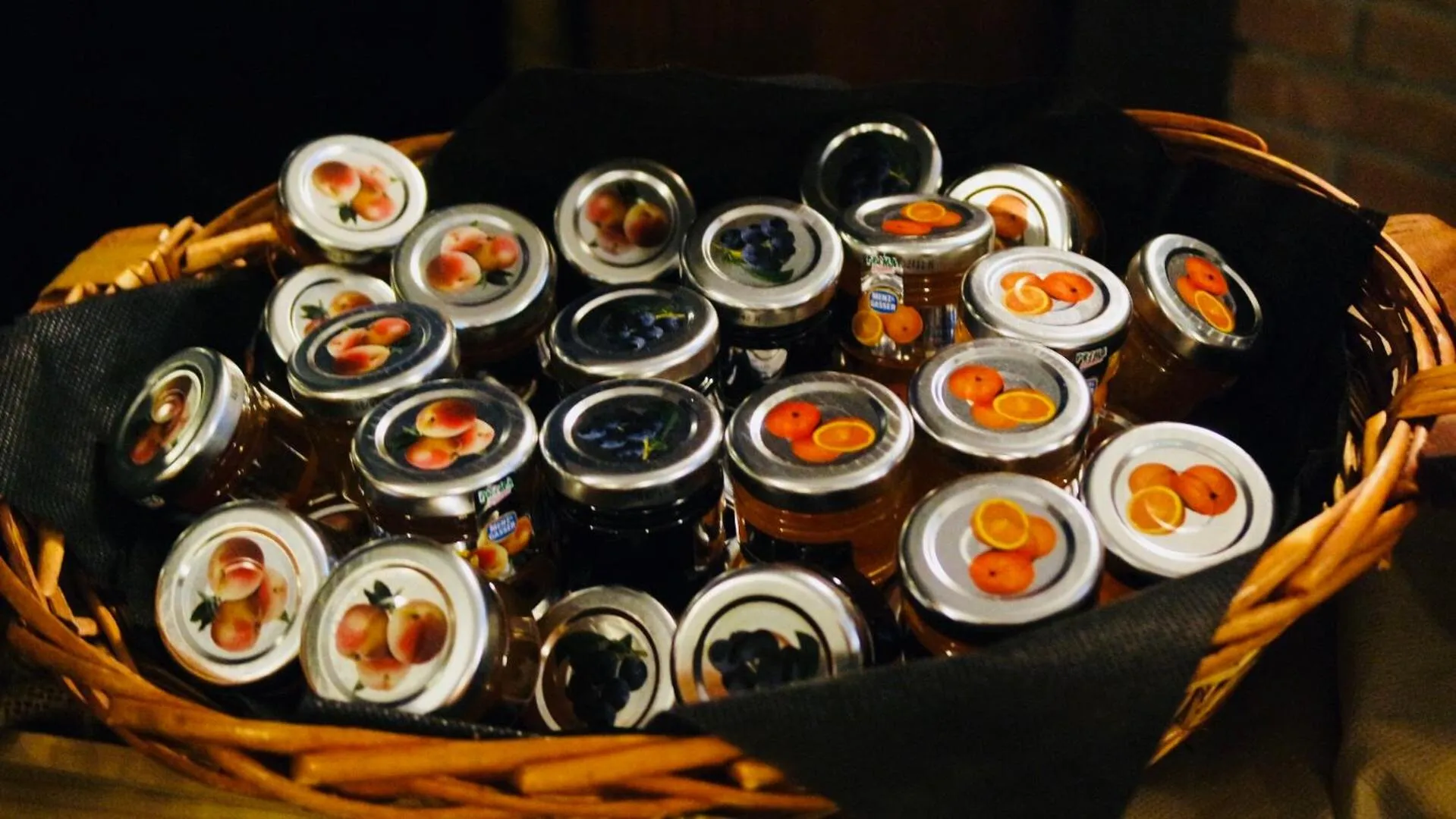 Buffet breakfast in Albergo Della Roccia